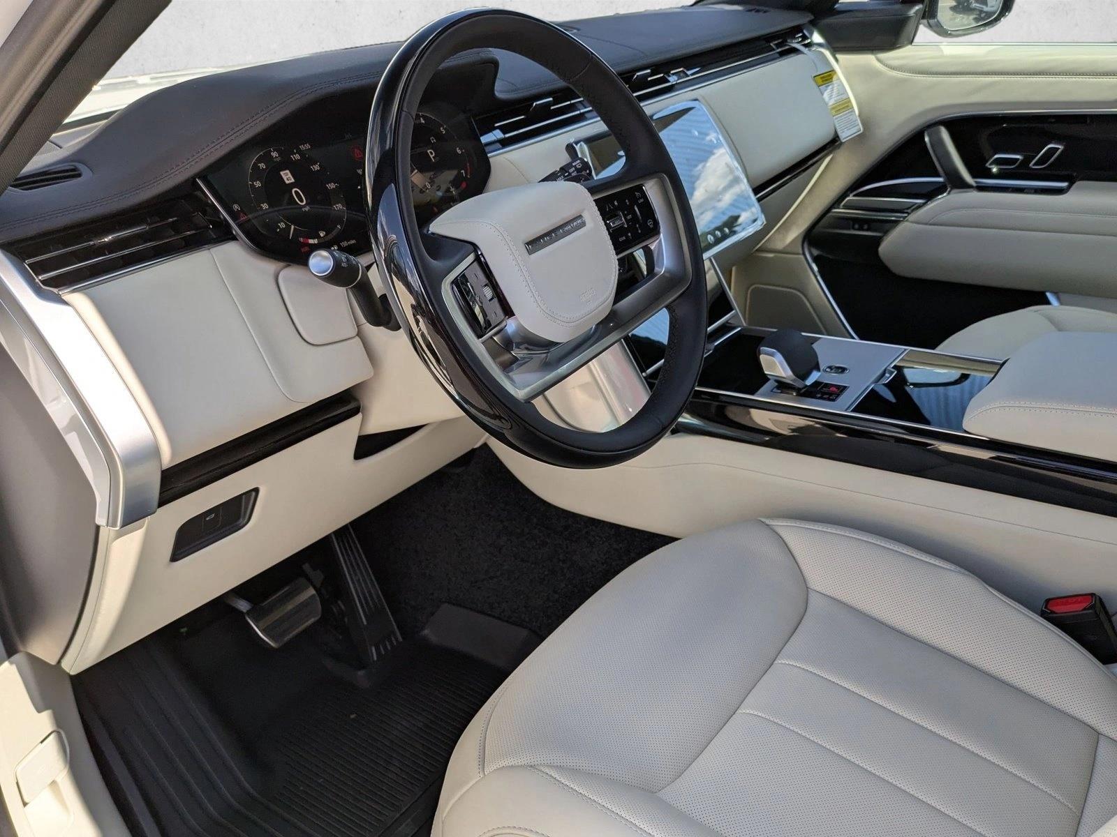 2025 Land Rover Range Rover SE photo 3