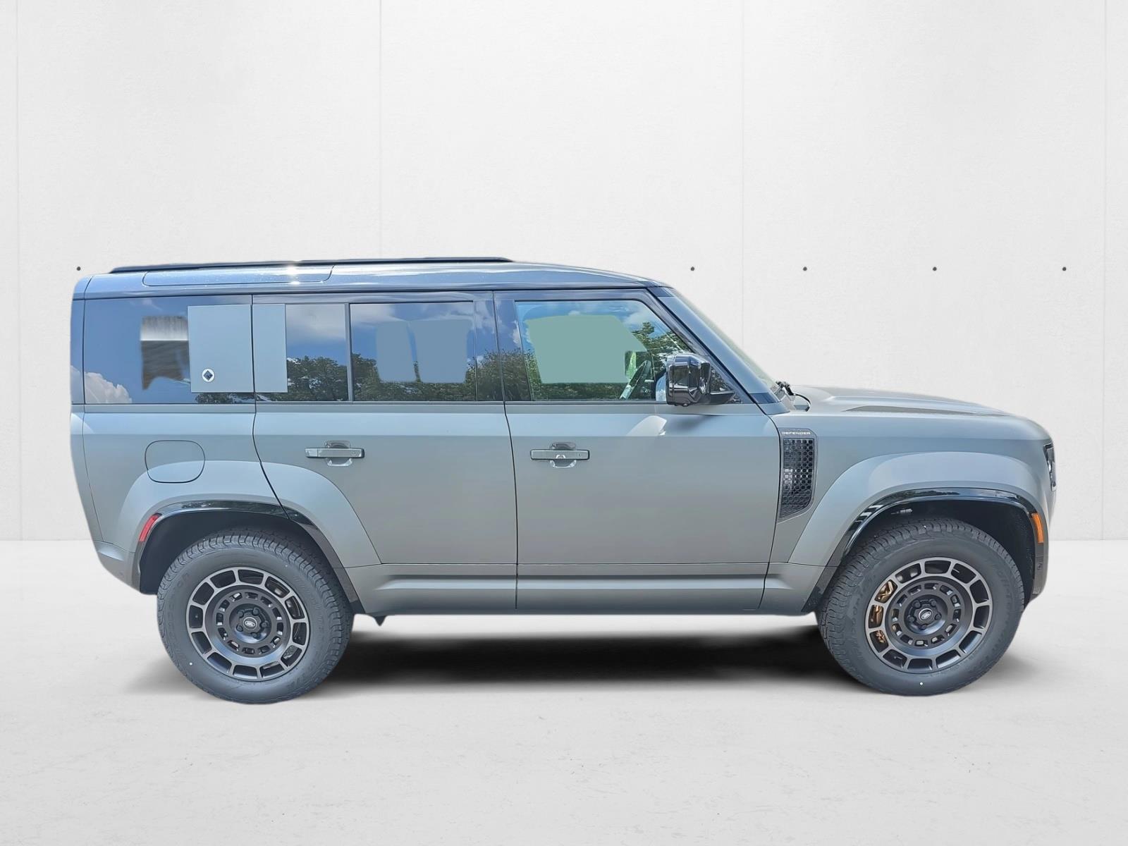 2025 Land Rover Defender 110 photo 4