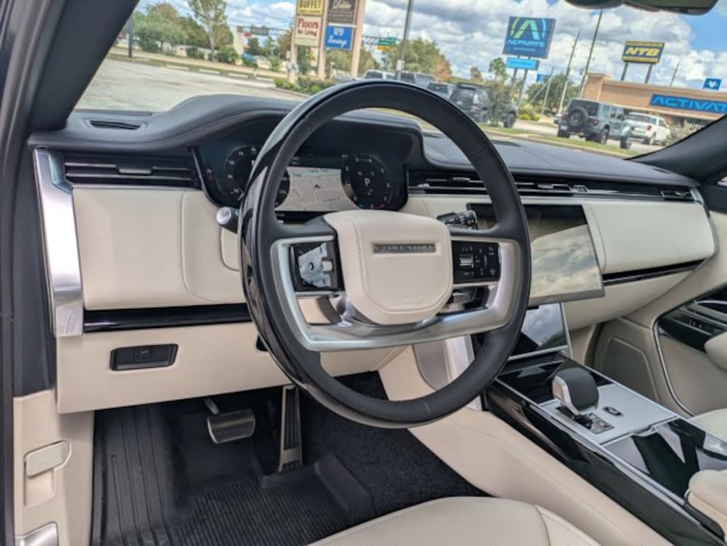 New 2025 Land Rover Range Rover SE Sport Utility