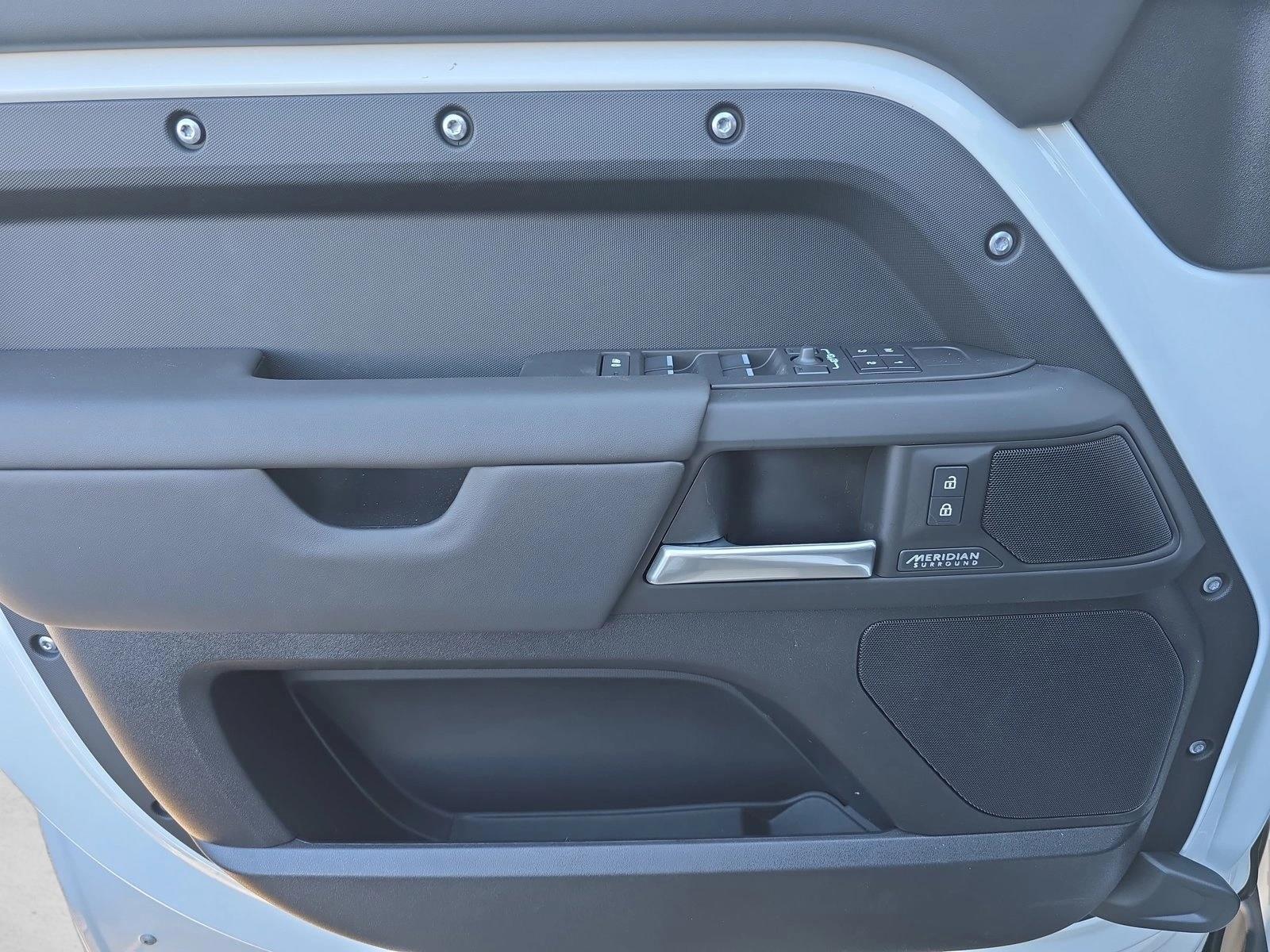 2026 Land Rover Defender X-Dynamic SE - Photo 25
