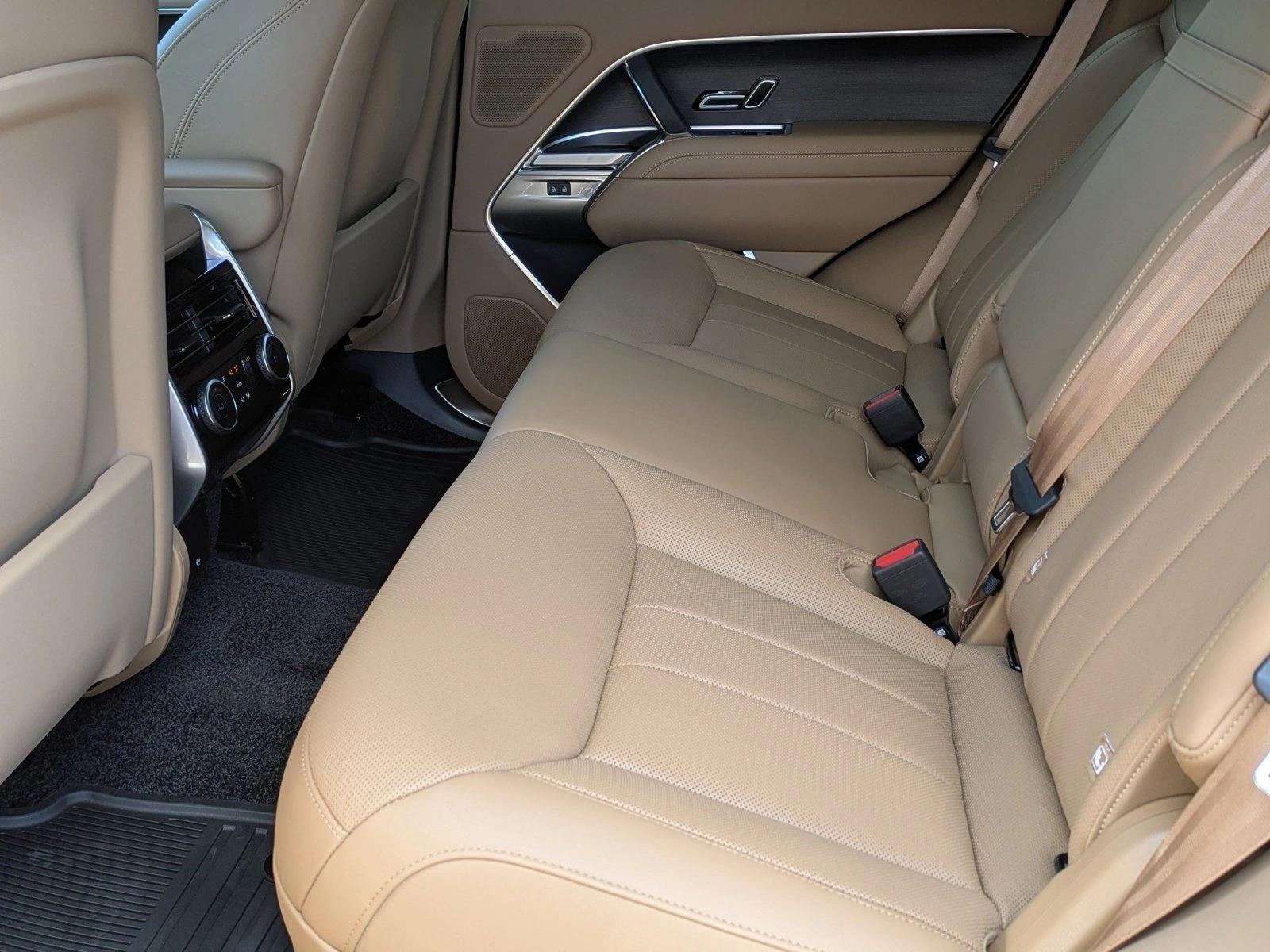 2026 Land Rover Range Rover SE - Photo 16