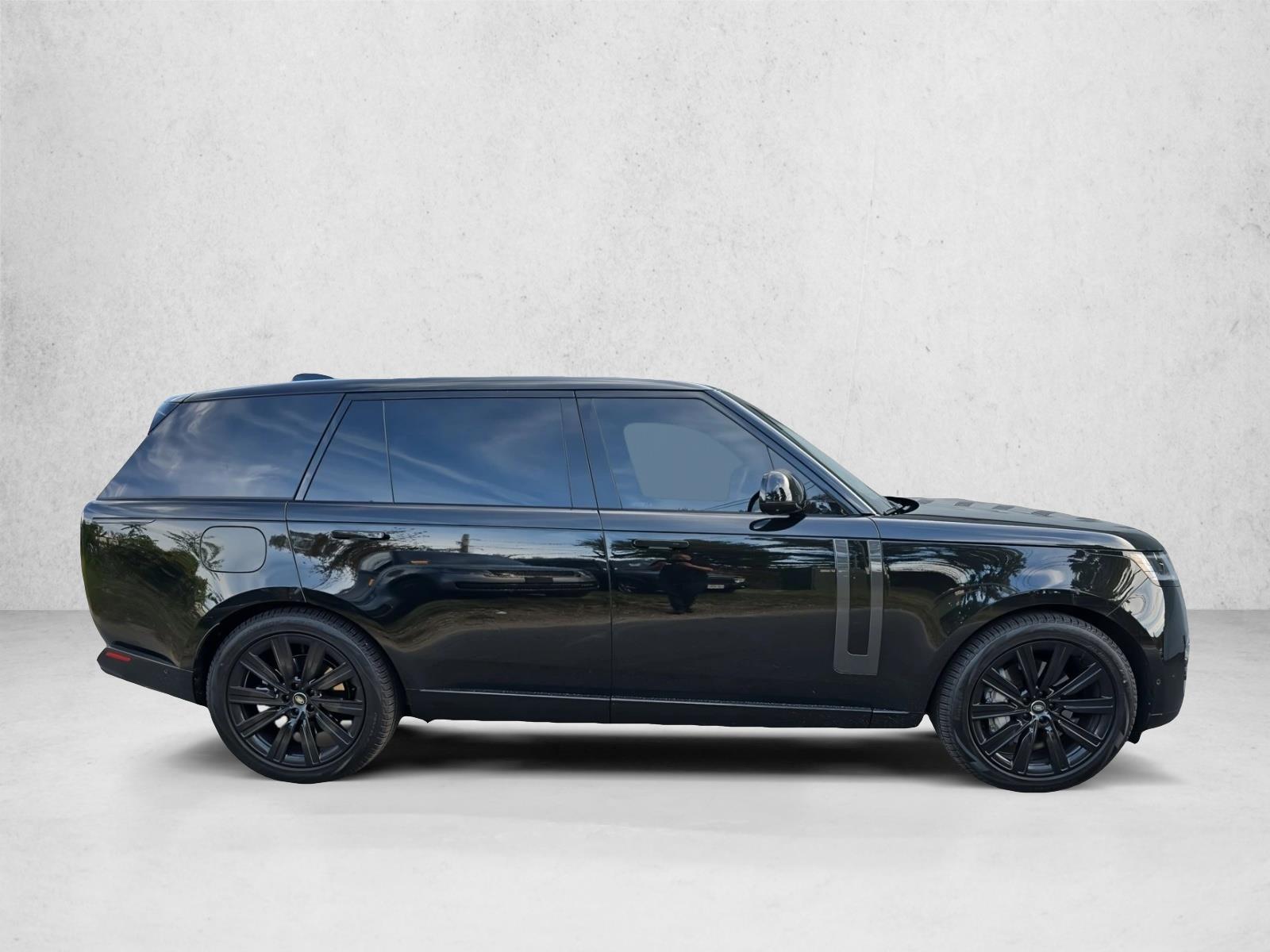 2025 Land Rover Range Rover SE photo 2