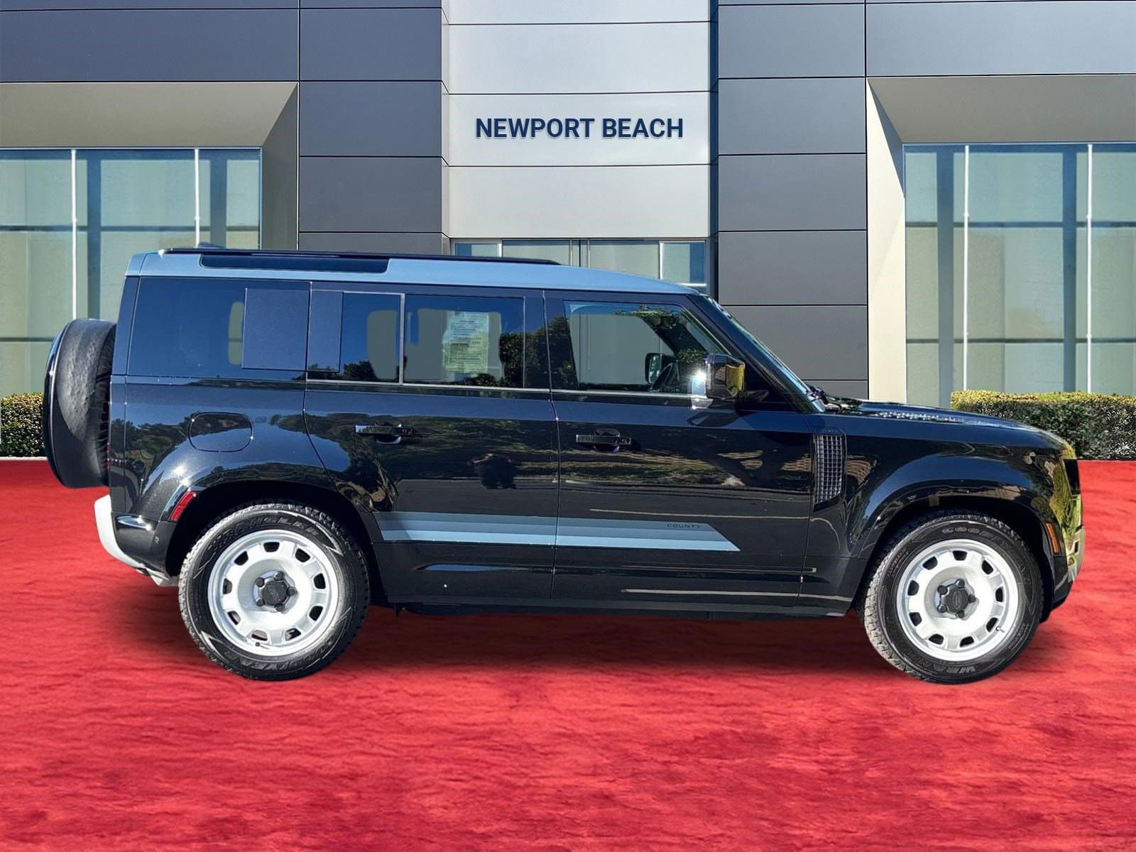 2025 Land Rover Defender 110 S photo 3