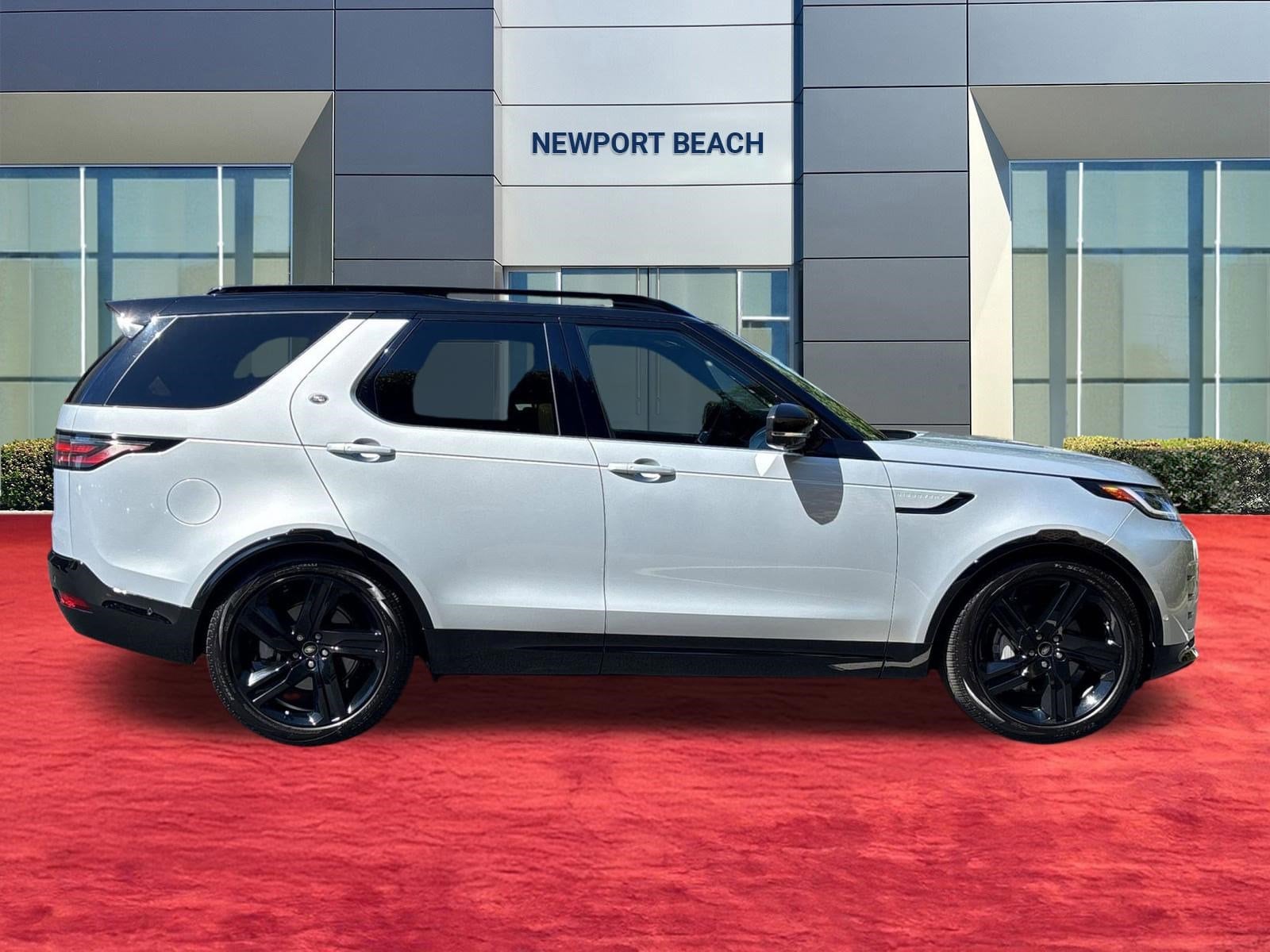 2024 Land Rover Discovery Dynamic SE photo 3