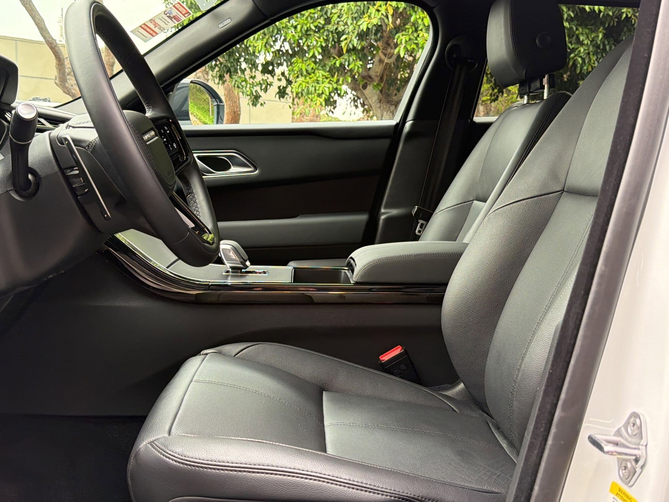 2026 Land Rover Range Rover Velar Dynamic SE photo 4