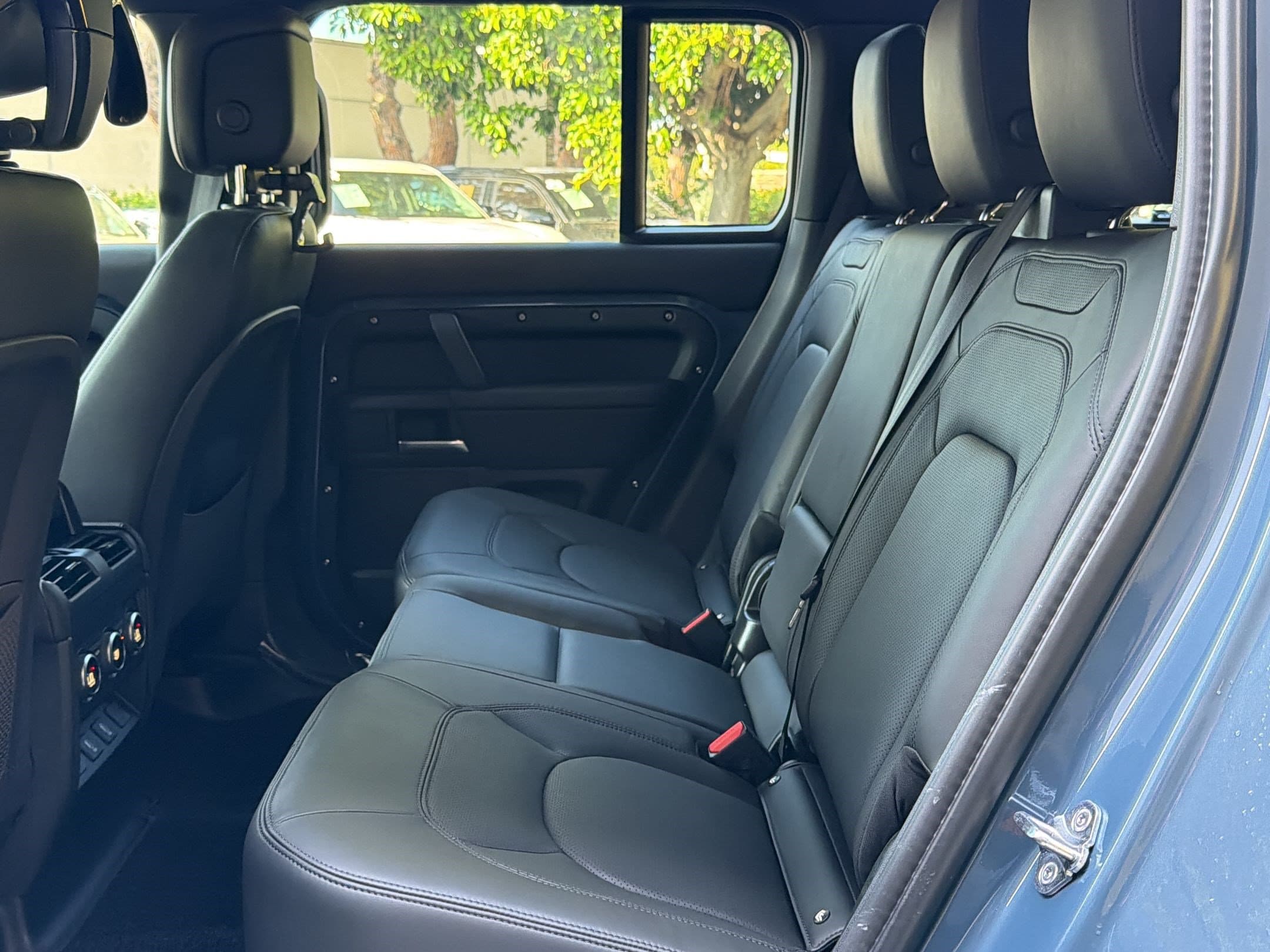 2026 Land Rover Defender X-Dynamic SE - Photo 15