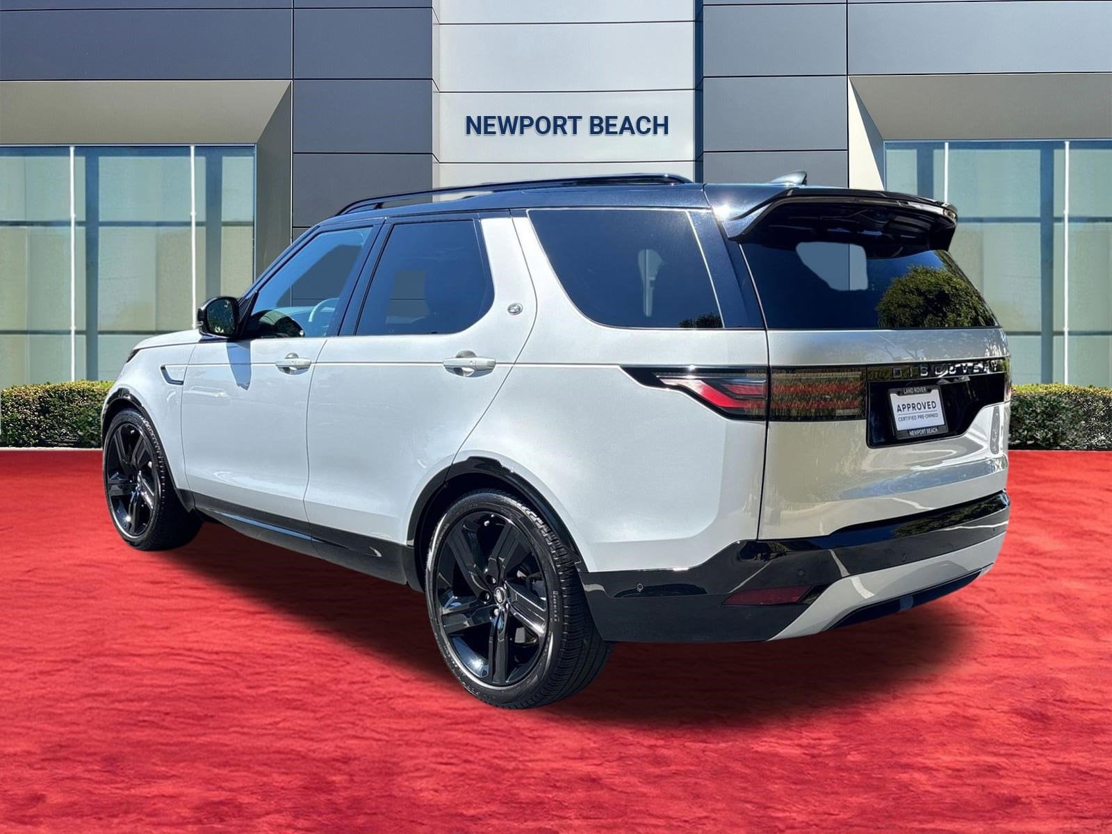 2024 Land Rover Discovery Dynamic SE photo 2