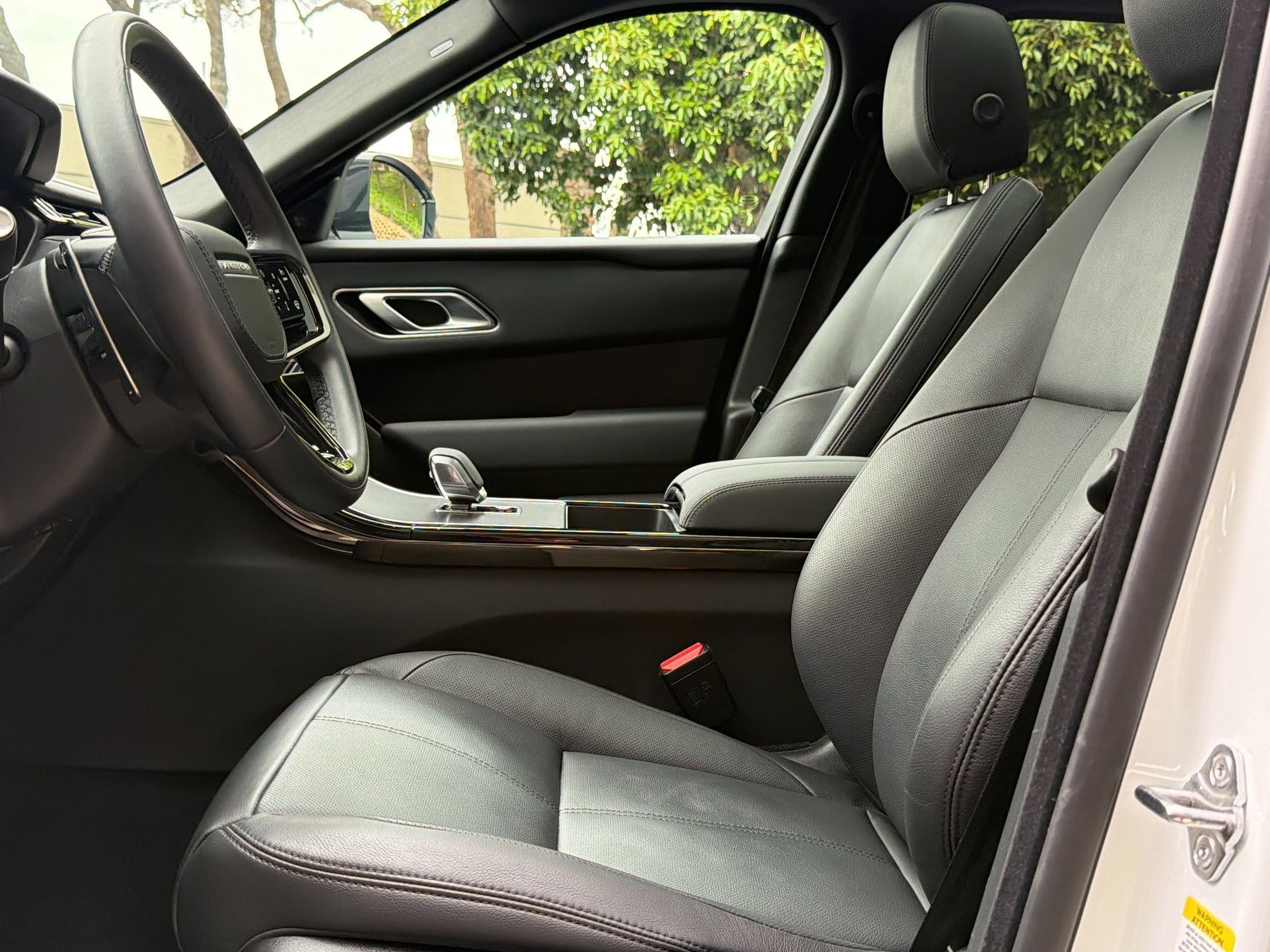 2026 Land Rover Range Rover Velar Dynamic SE photo 4