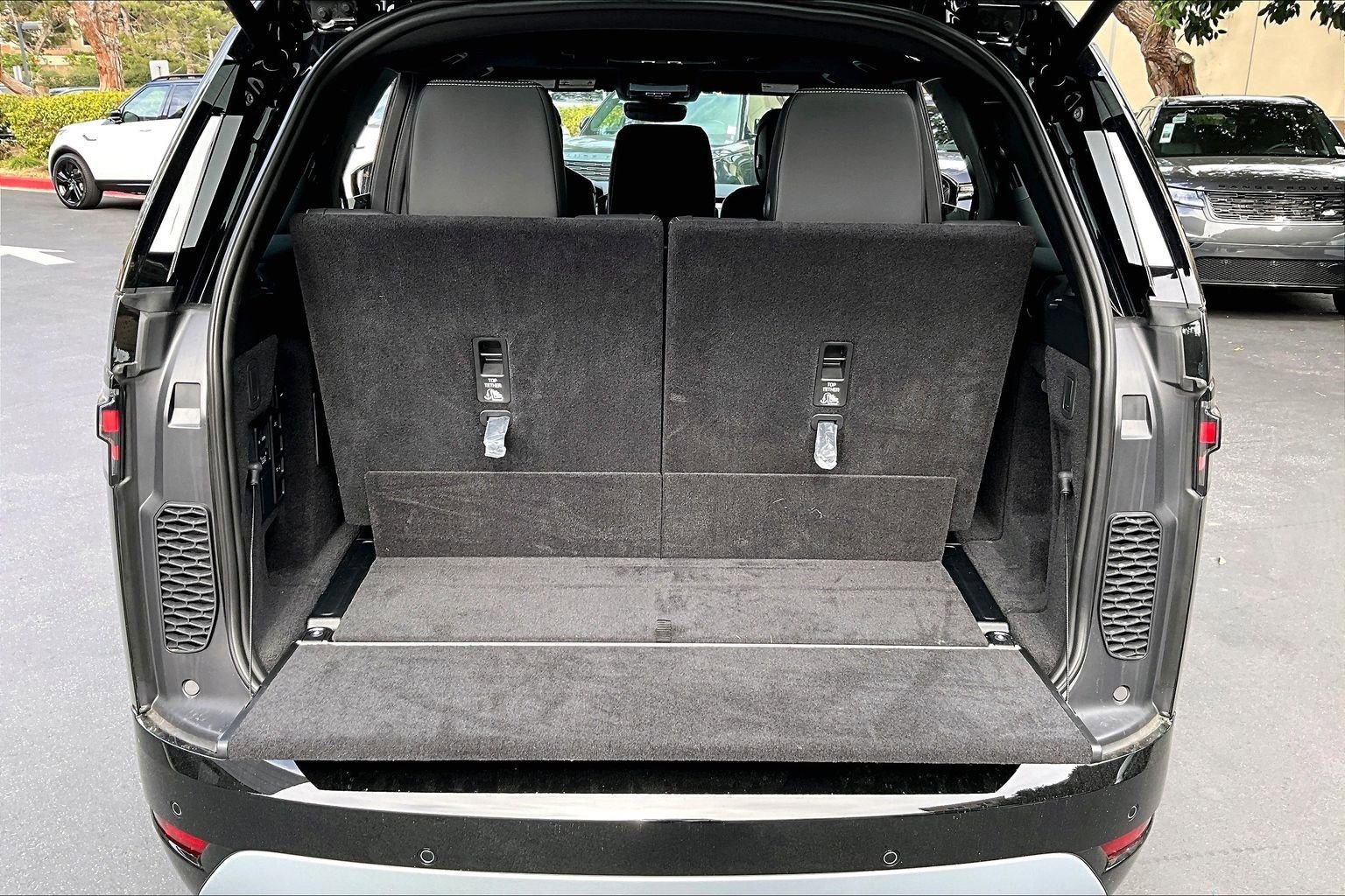 2026 Land Rover Discovery Gemini Edition | CarEdge | CarEdge
