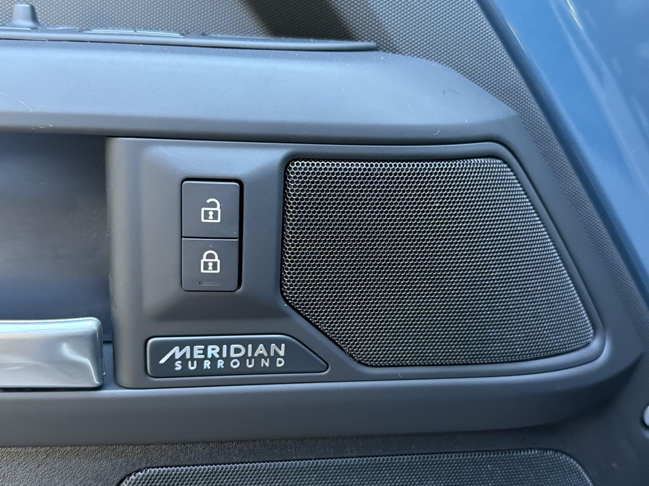 2026 Land Rover Defender X-Dynamic SE - Photo 23
