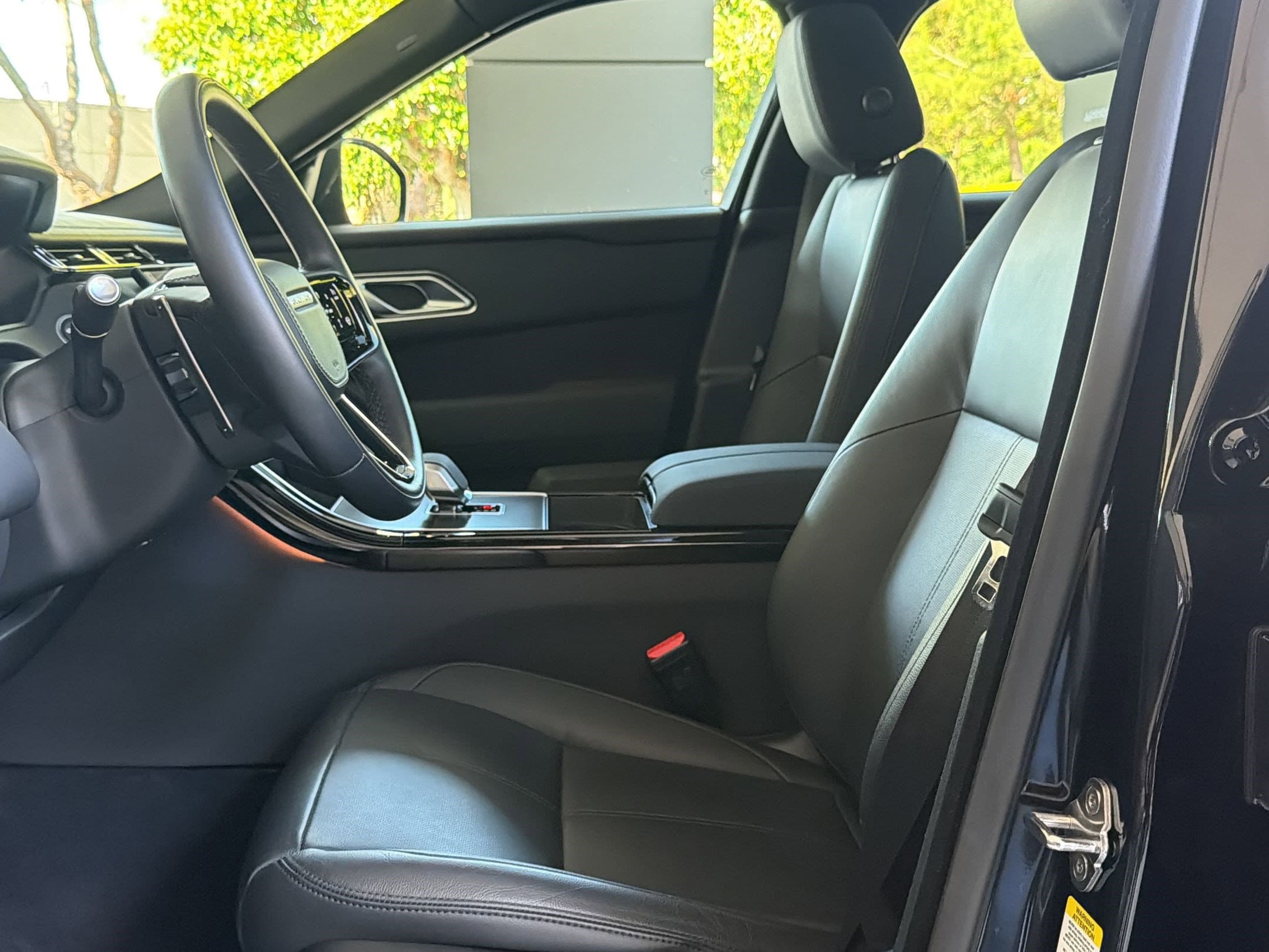 2026 Land Rover Range Rover Velar Dynamic SE photo 4