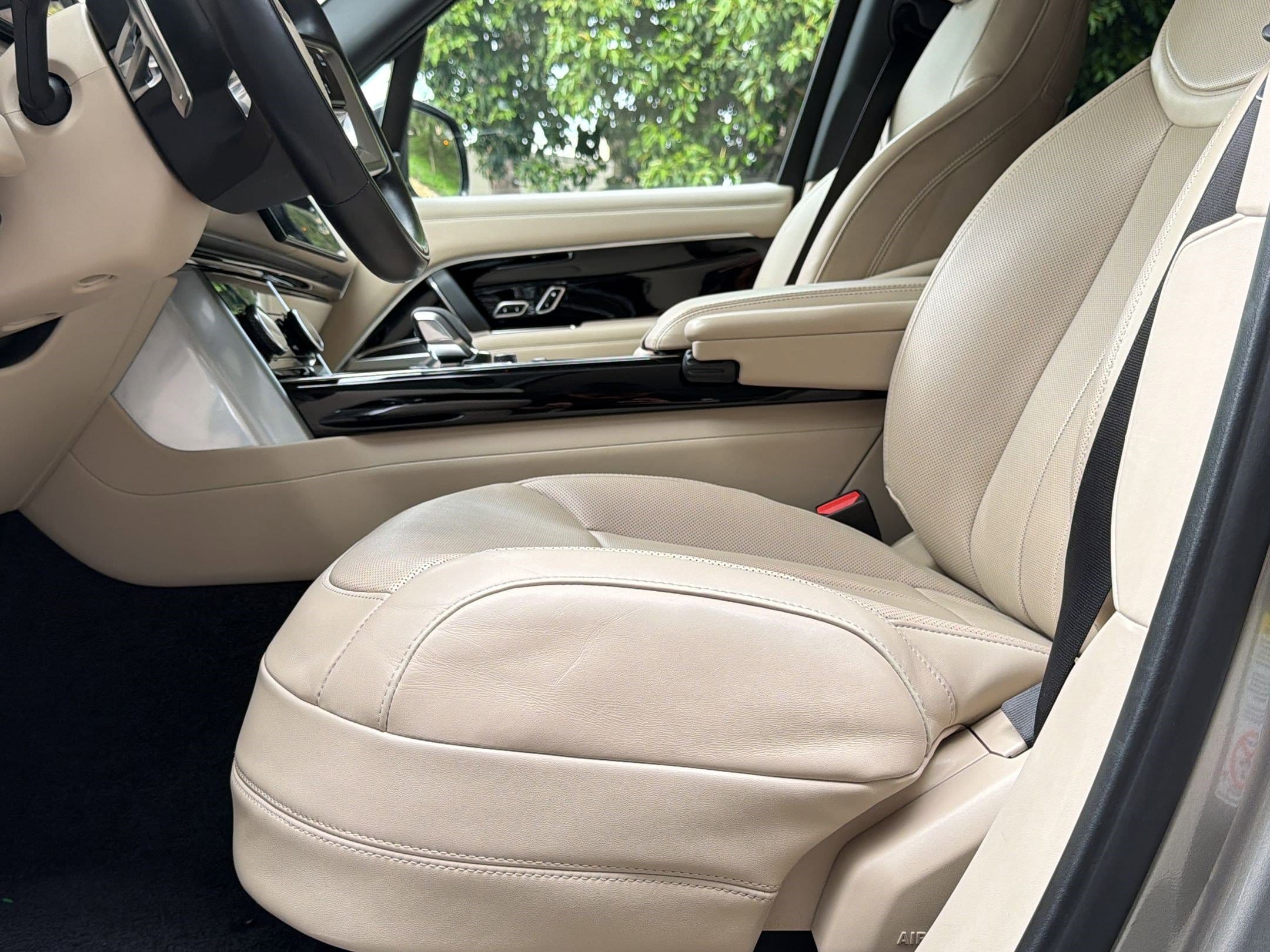 2023 Land Rover Range Rover SE photo 4