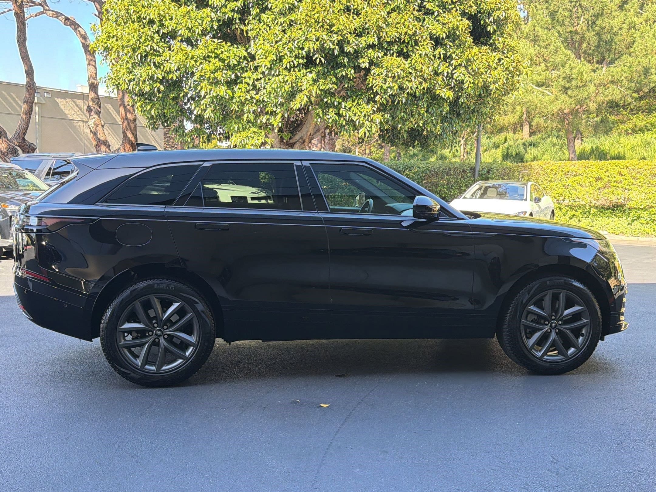 2026 Land Rover Range Rover Velar Dynamic SE photo 3