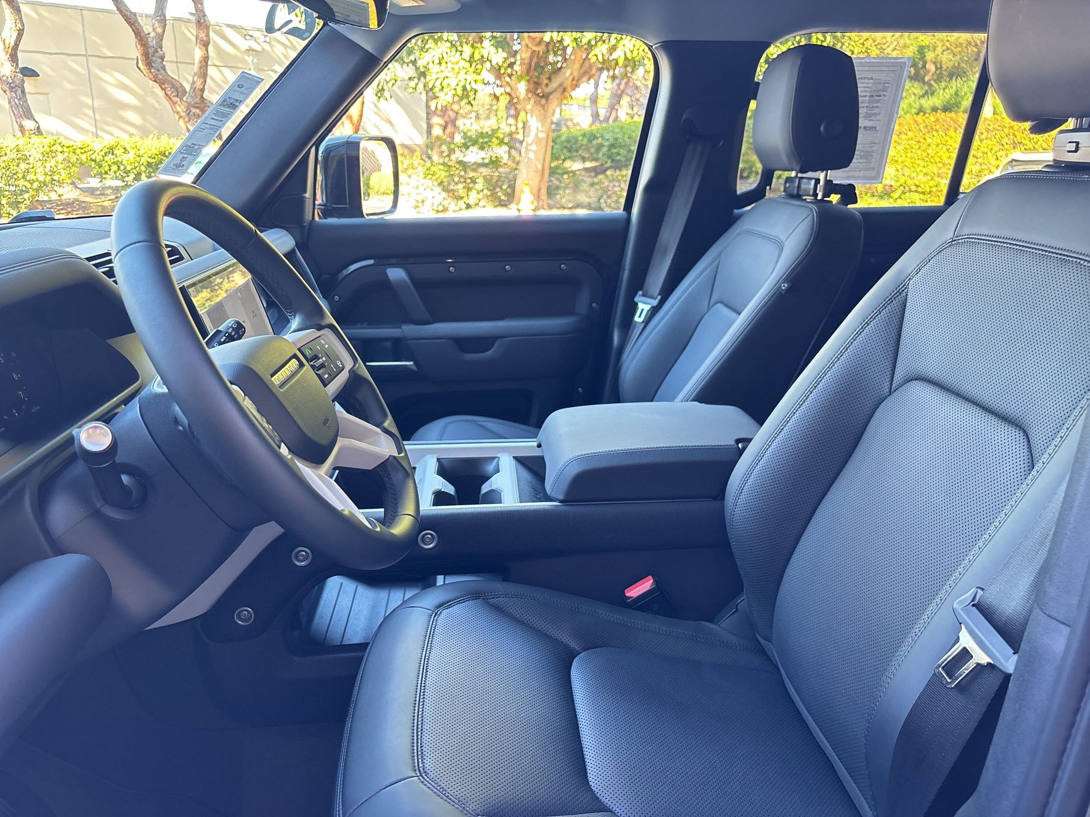 2025 Land Rover Defender 110 S photo 4