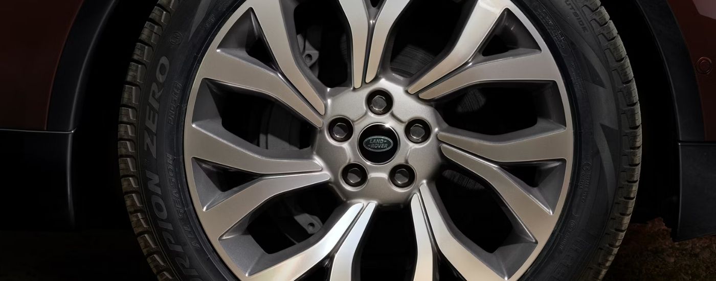 Silver rim on a red 2026 Land Rover Discovery