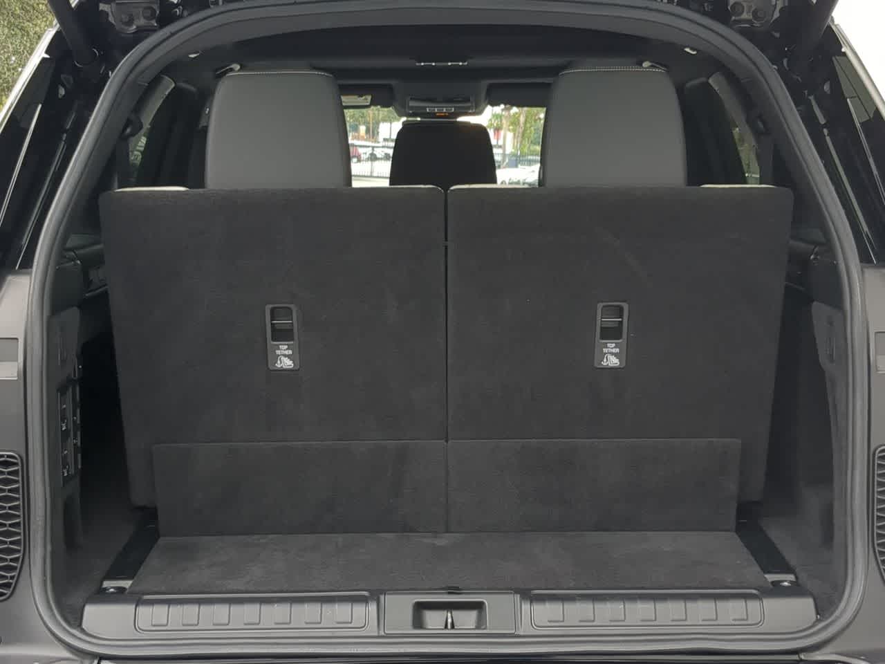 Thumbnail: 2023 Land Rover Discovery - 35