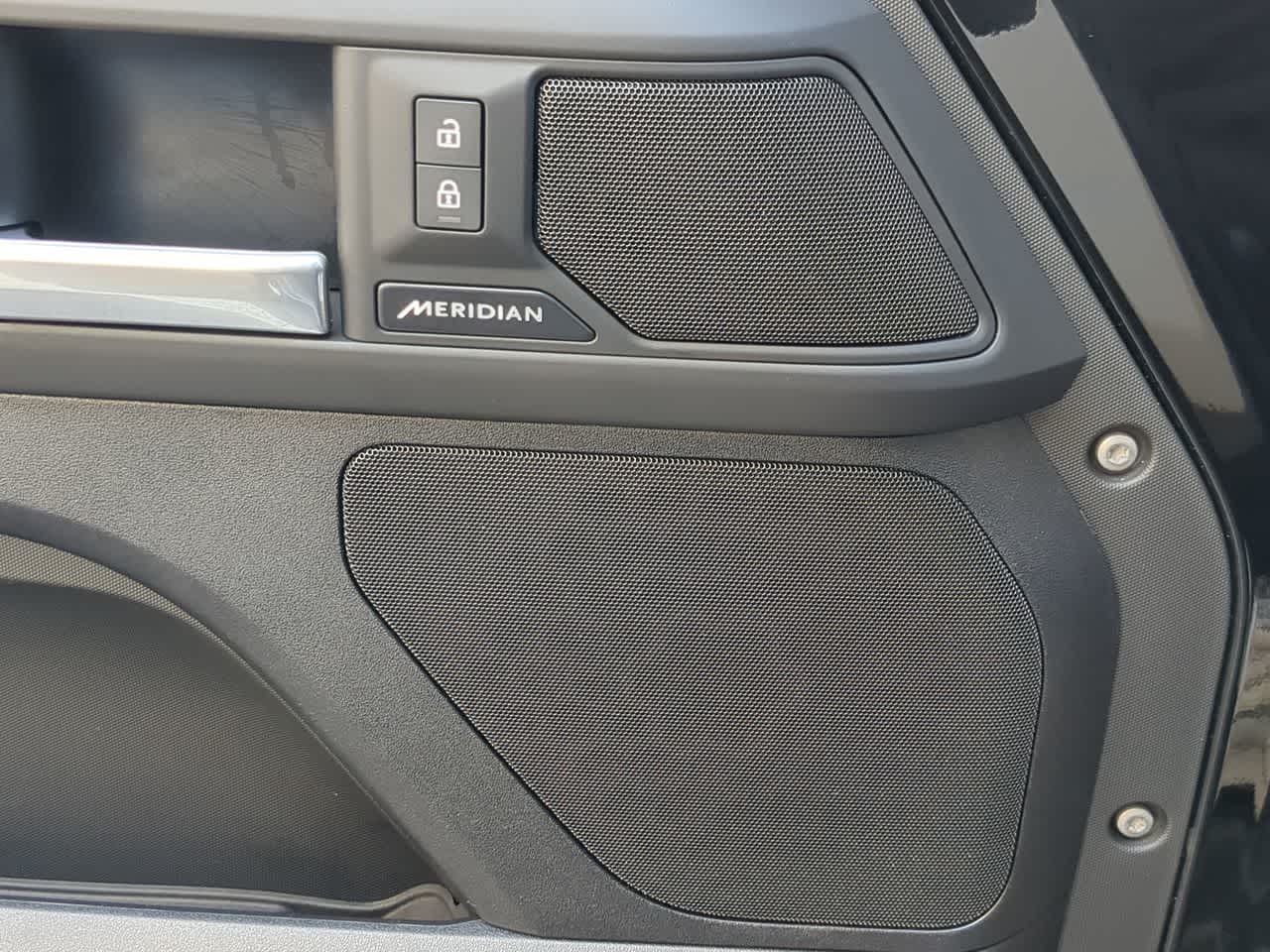 Thumbnail: 2025 Land Rover Defender - 32