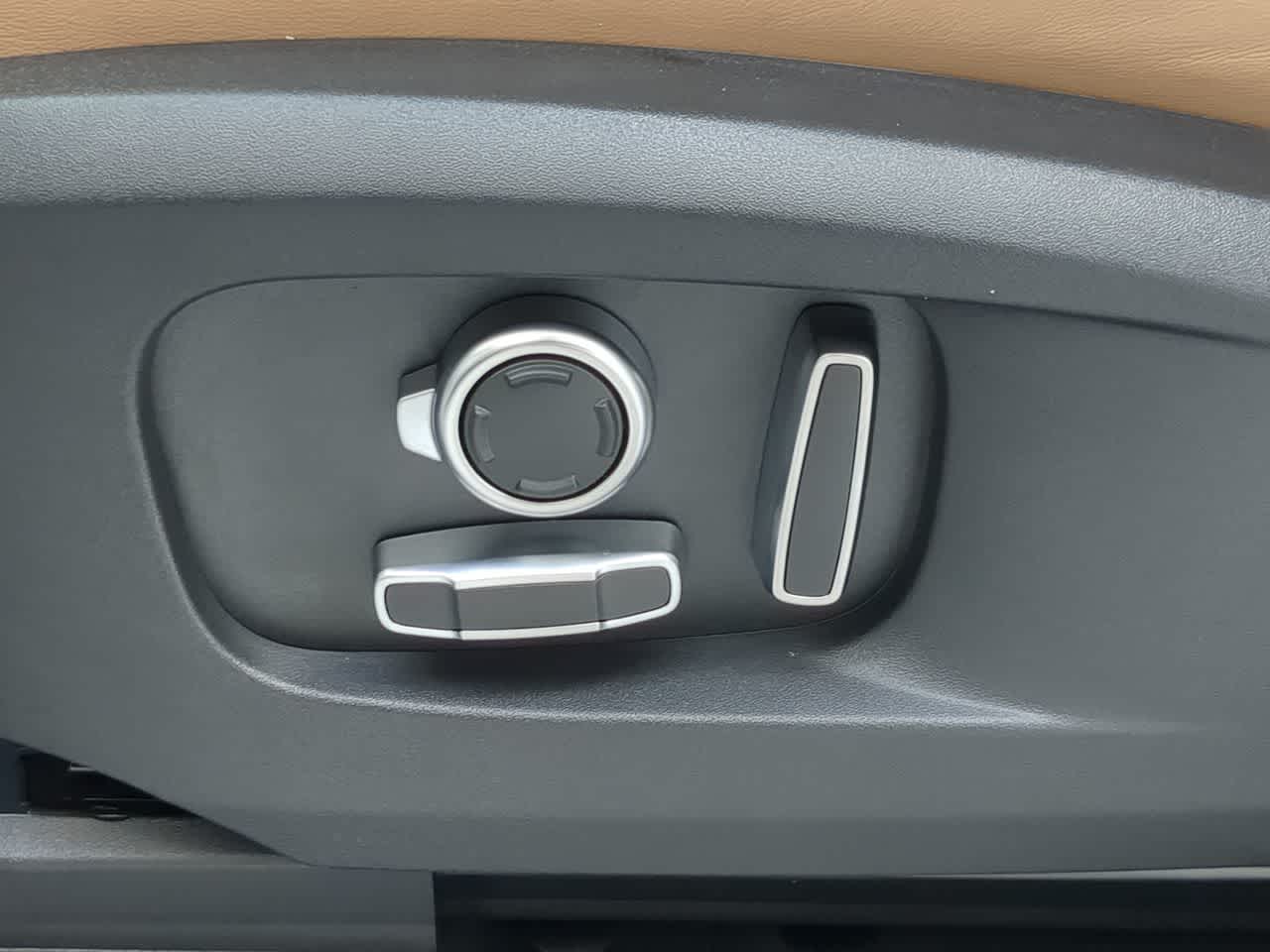 Thumbnail: 2025 Land Rover Defender - 18