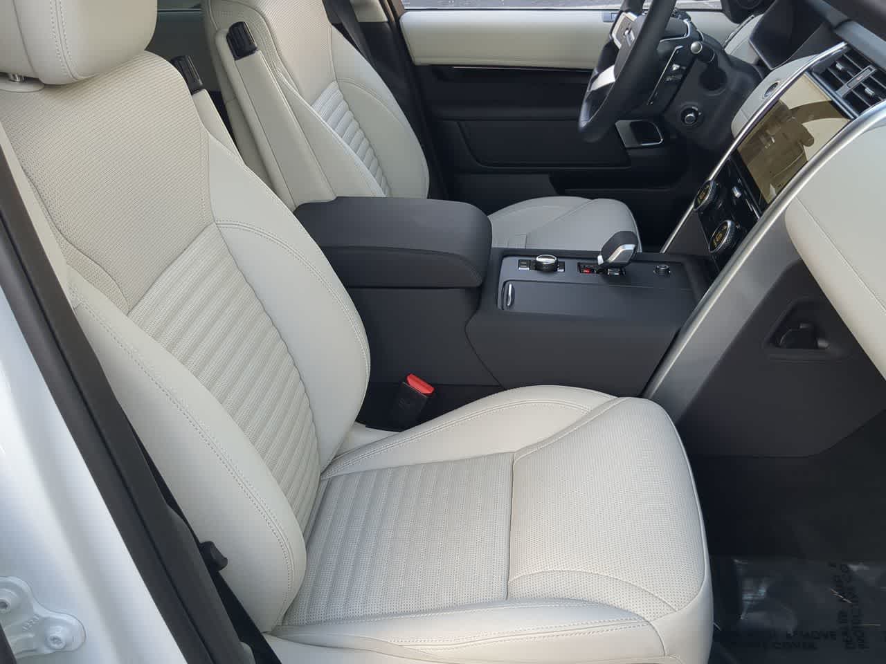 Thumbnail: 2025 Land Rover Discovery - 23