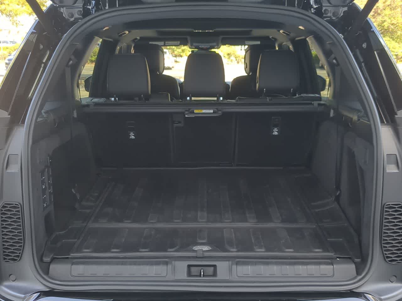 Thumbnail: 2025 Land Rover Discovery - 36