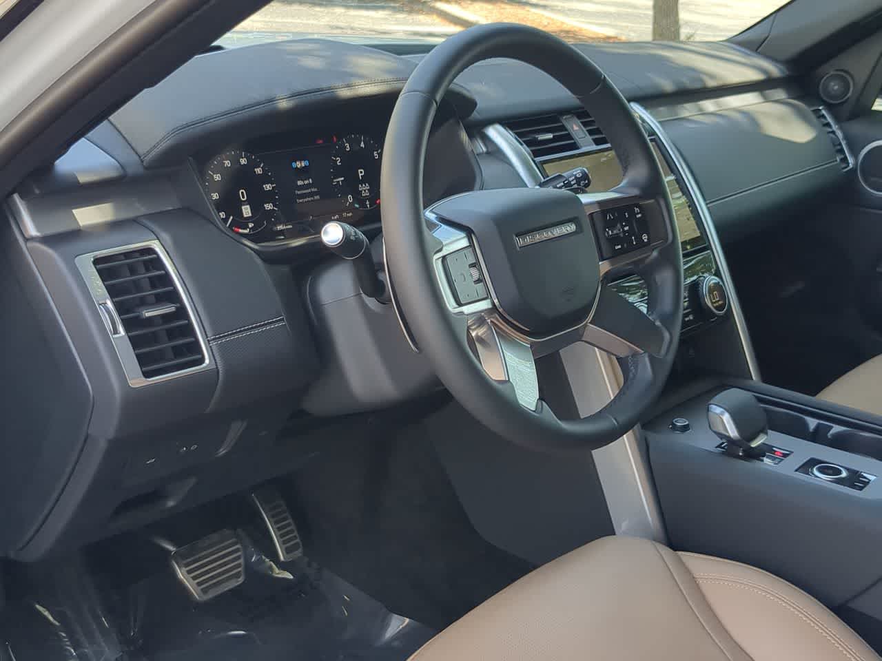 Thumbnail: 2025 Land Rover Discovery - 10