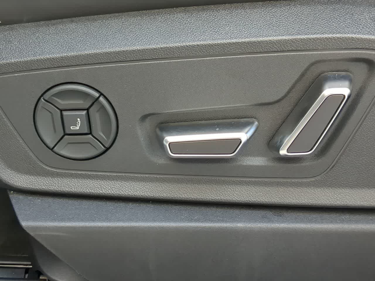 Thumbnail: 2023 Audi e-tron S - 16