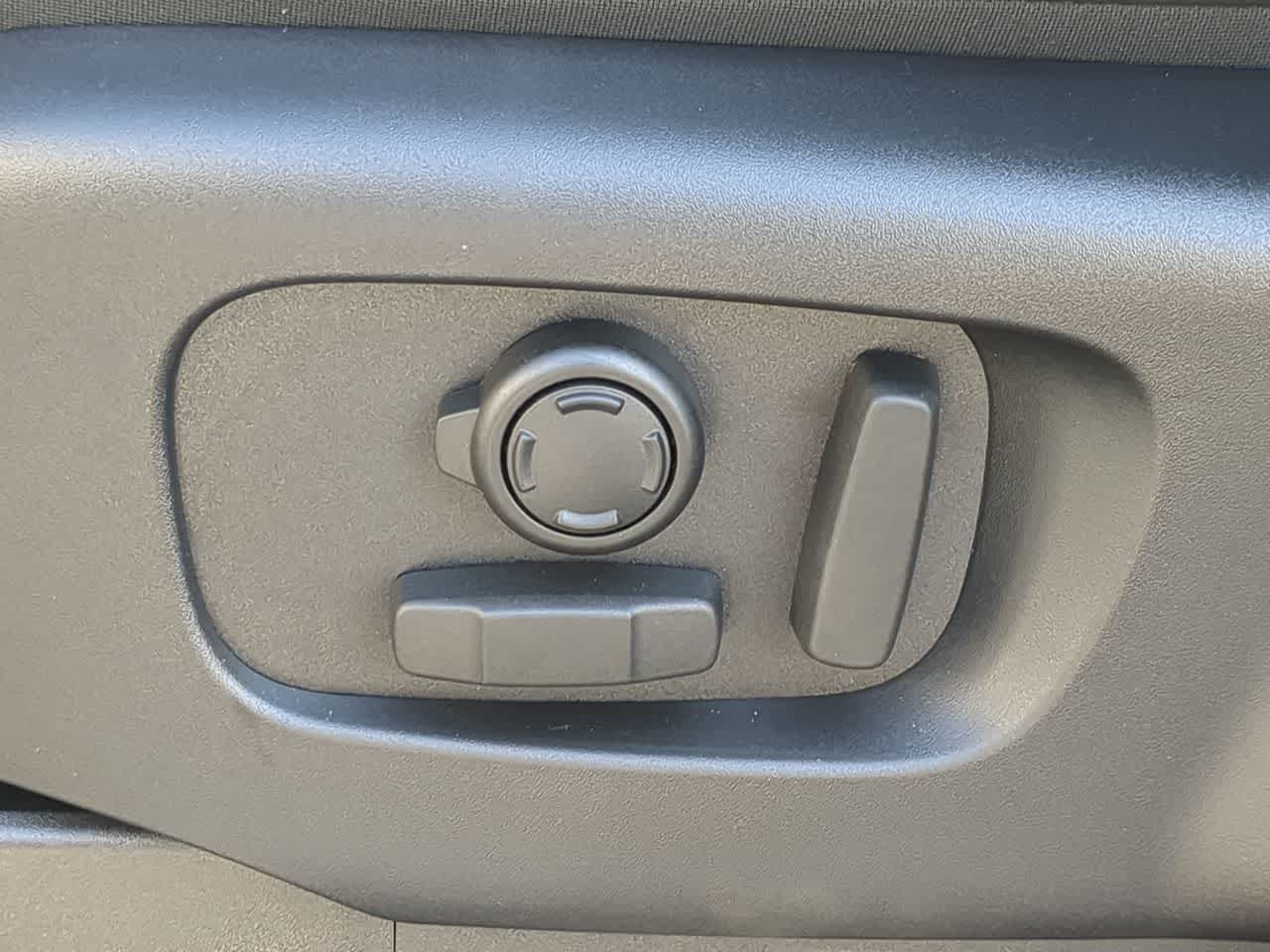 Thumbnail: 2026 Land Rover Discovery - 18