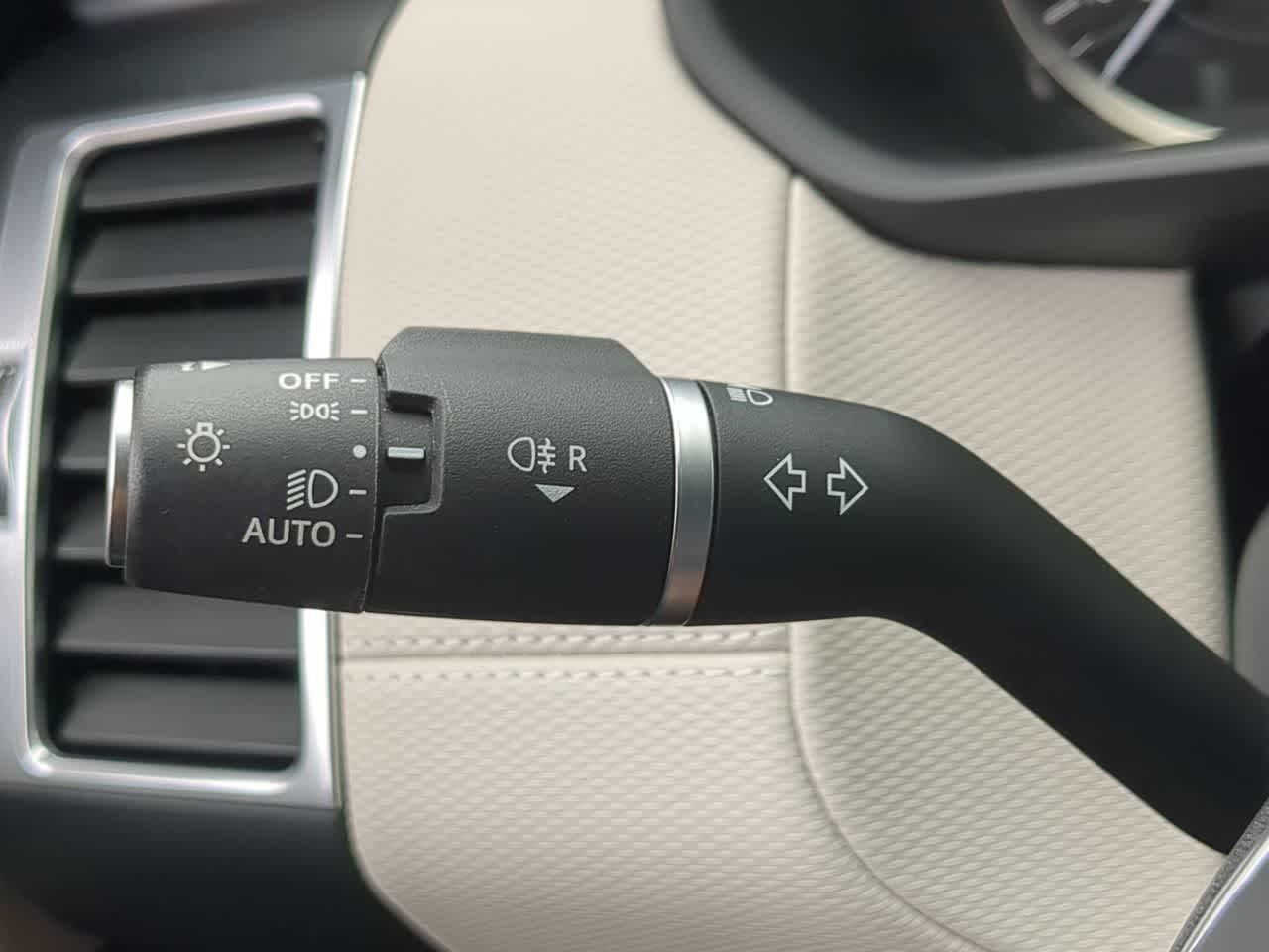 Thumbnail: 2023 Land Rover Discovery - 28