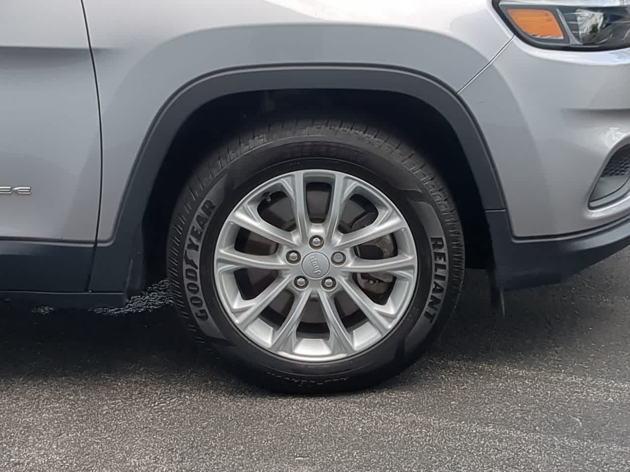 Thumbnail: 2019 Jeep Cherokee - 14