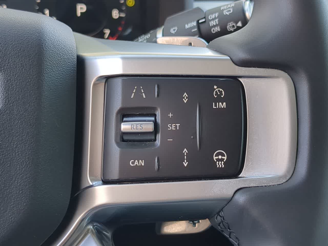 Thumbnail: 2025 Land Rover Discovery - 25