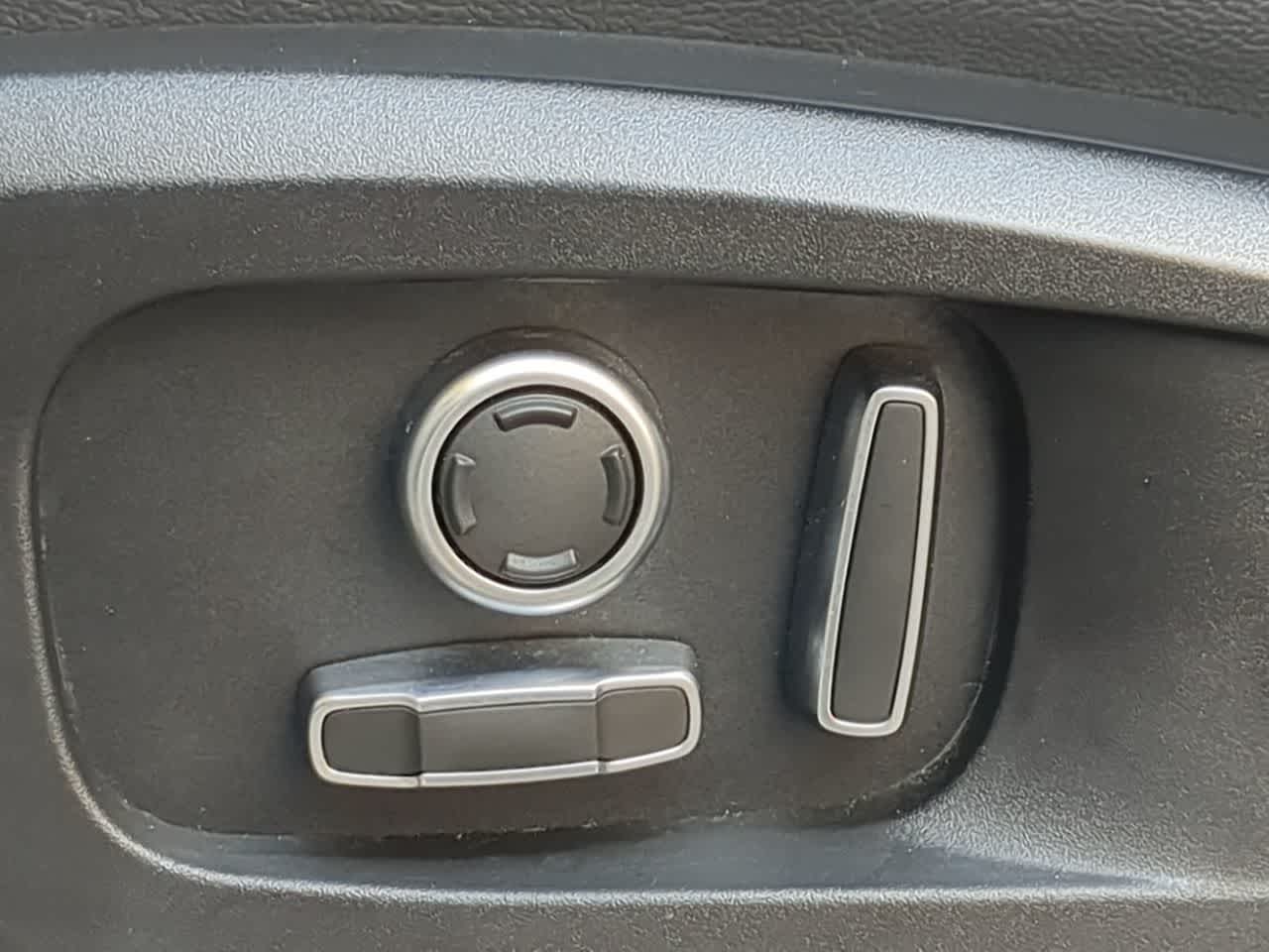 Thumbnail: 2024 Land Rover Defender - 17