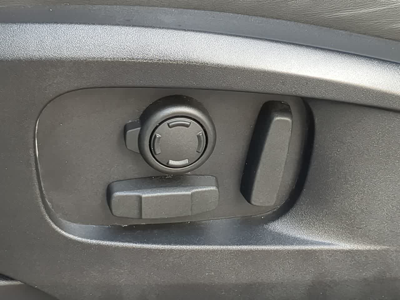 Thumbnail: 2024 Land Rover Defender - 18