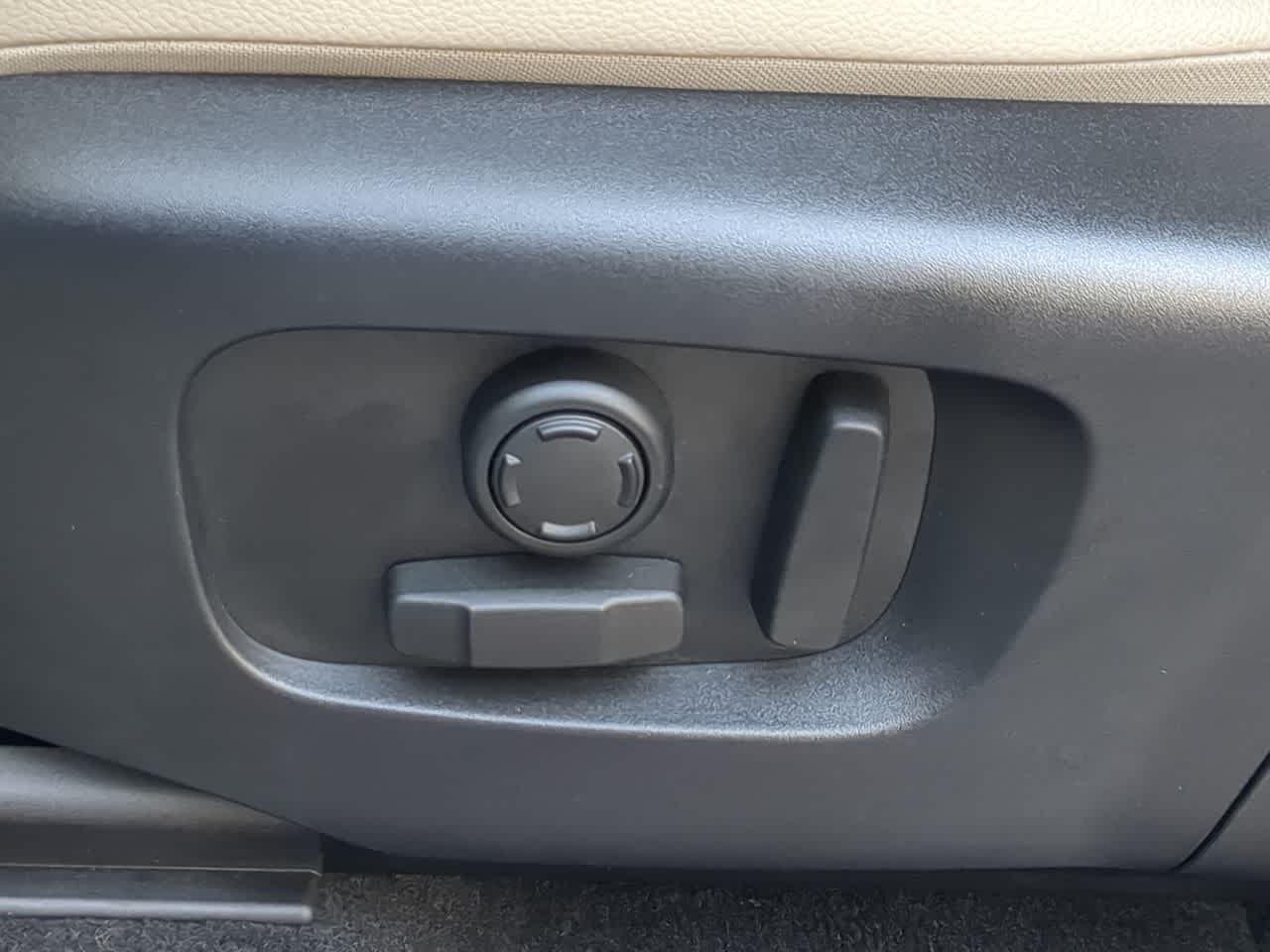 Thumbnail: 2025 Land Rover Discovery Sport - 17