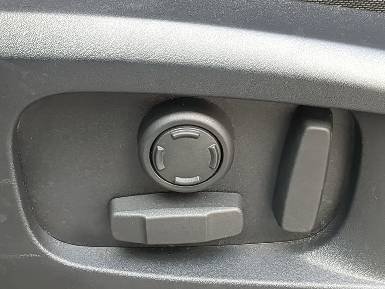 Thumbnail: 2025 Land Rover Defender - 17