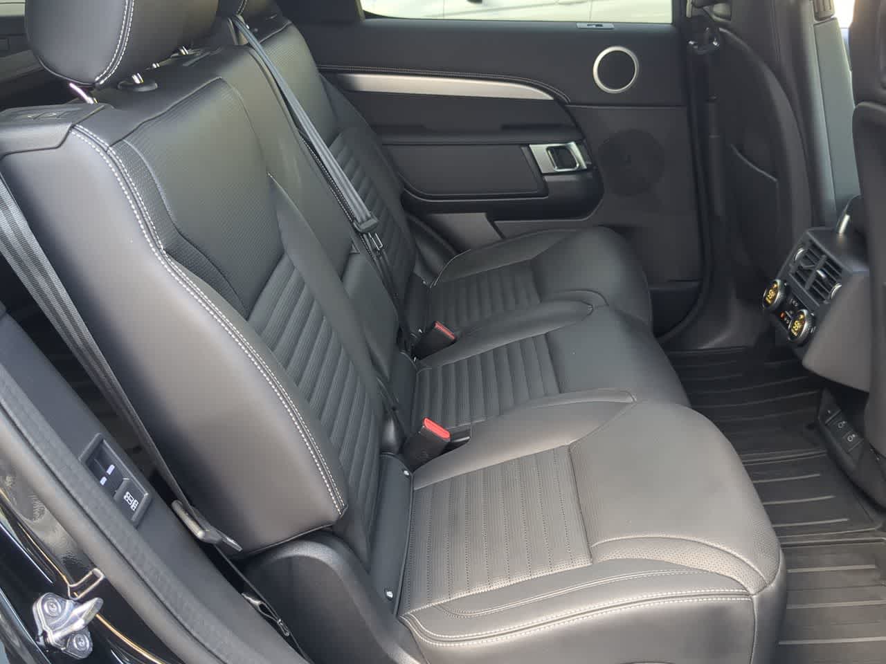 Thumbnail: 2025 Land Rover Discovery - 21