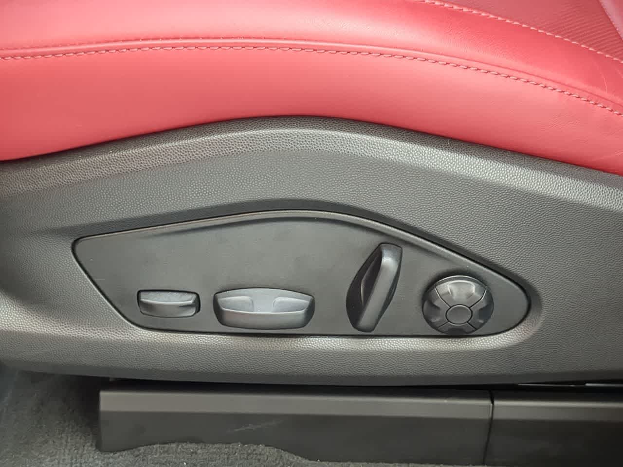 Thumbnail: 2025 Porsche Macan - 17