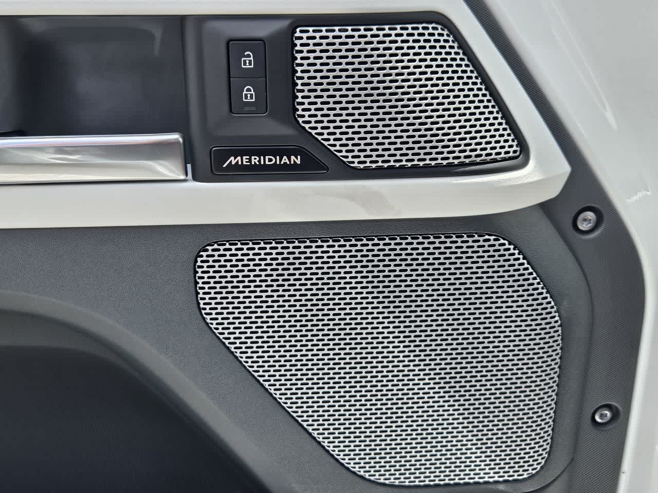 Thumbnail: 2023 Land Rover Defender - 33