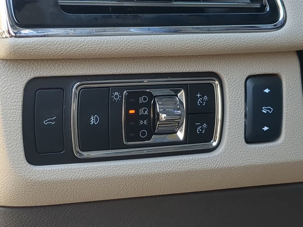 Thumbnail: 2024 Lincoln Navigator - 35