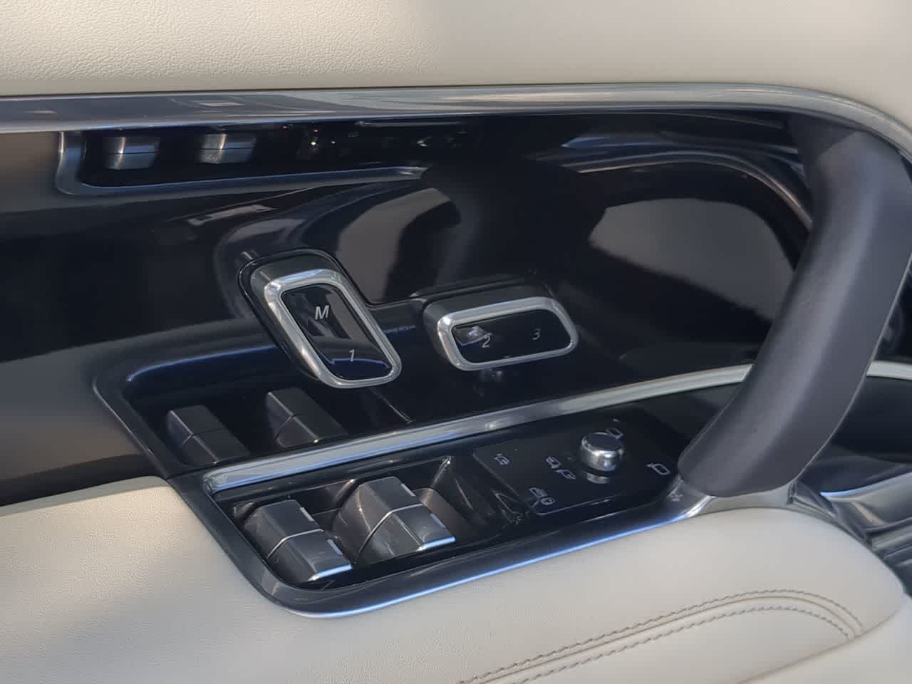 Thumbnail: 2023 Land Rover Range Rover - 18