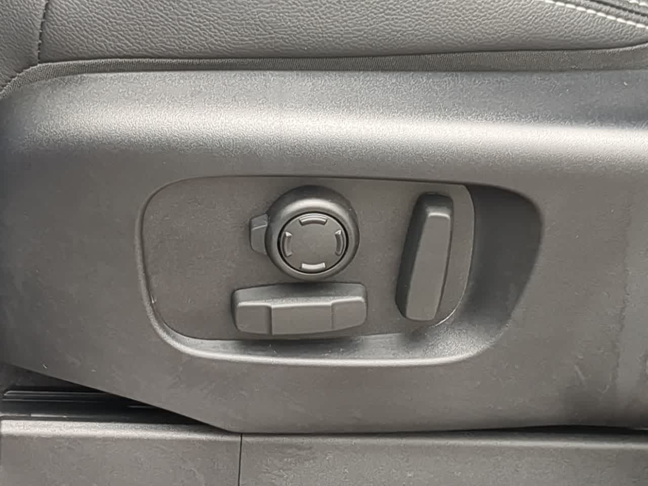 Thumbnail: 2025 Land Rover Discovery - 18