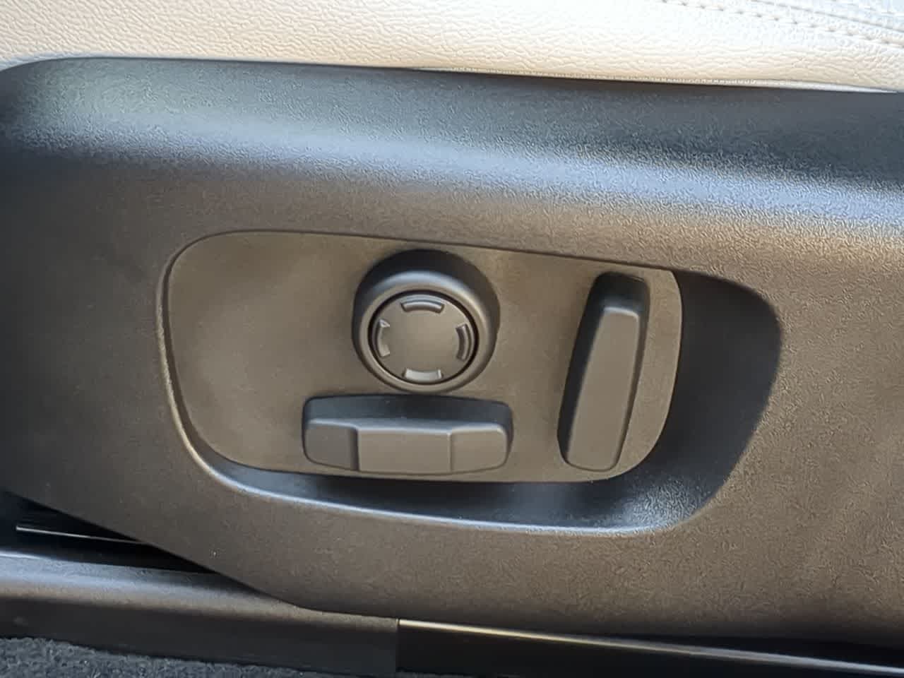 Thumbnail: 2026 Land Rover Range Rover Velar - 17