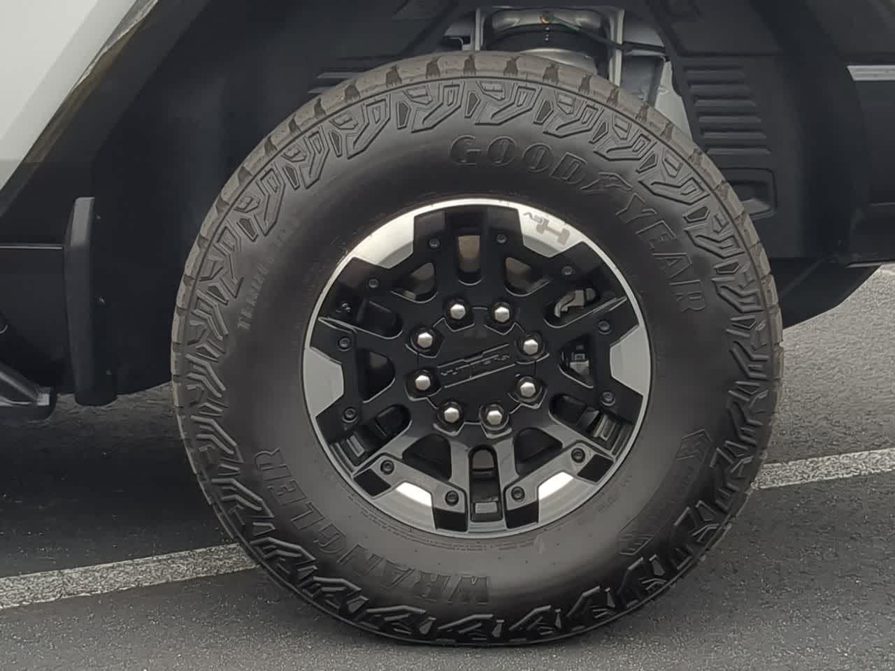 Thumbnail: 2023 GMC Hummer EV - 14