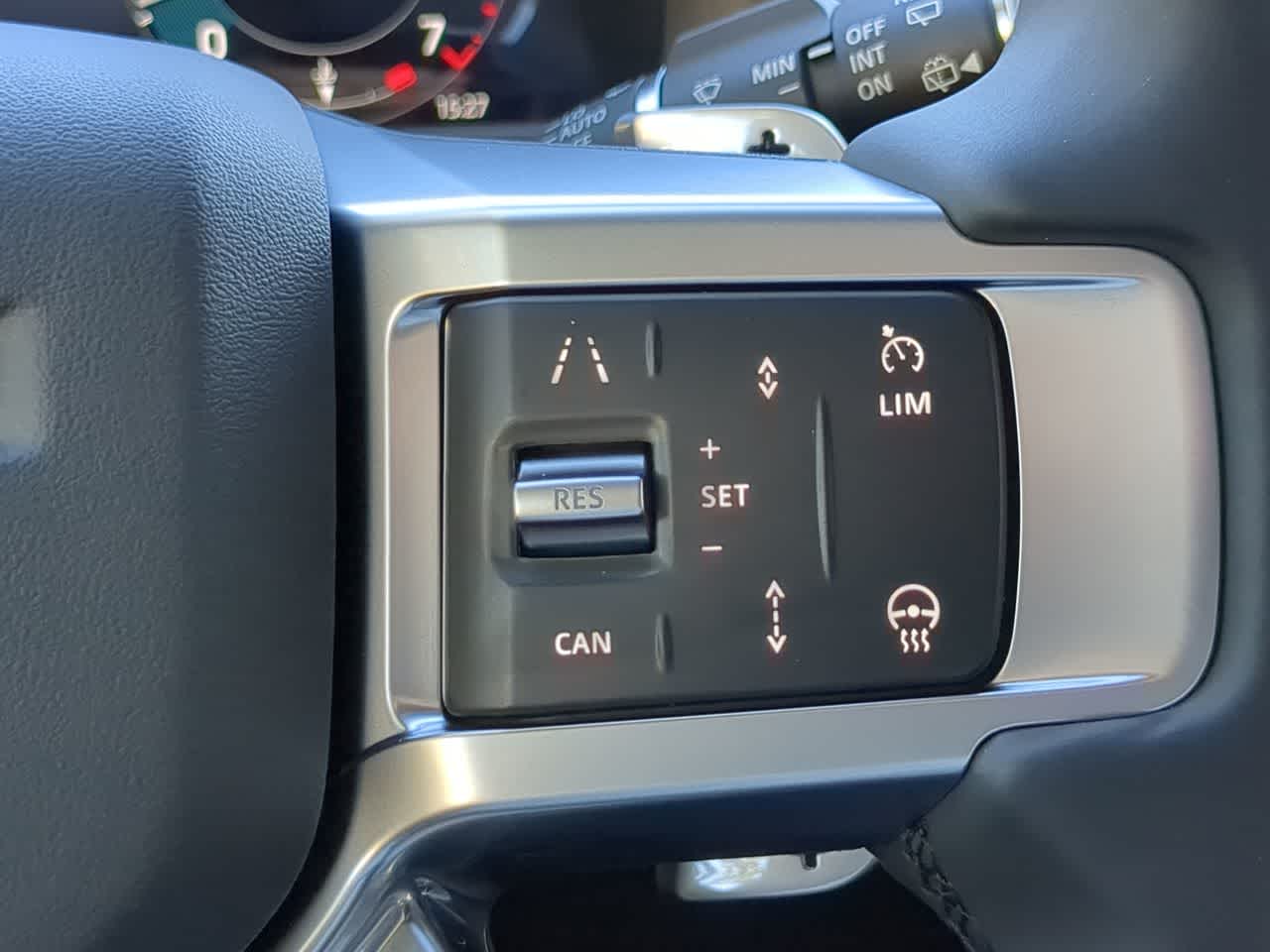 Thumbnail: 2026 Land Rover Discovery - 26