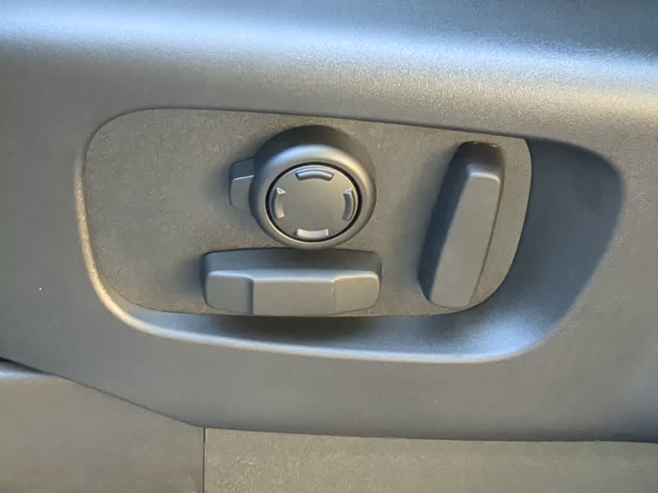 Thumbnail: 2026 Land Rover Discovery - 17