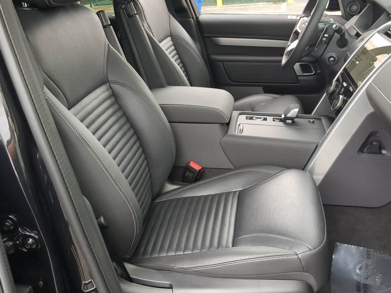 Thumbnail: 2025 Land Rover Discovery - 24