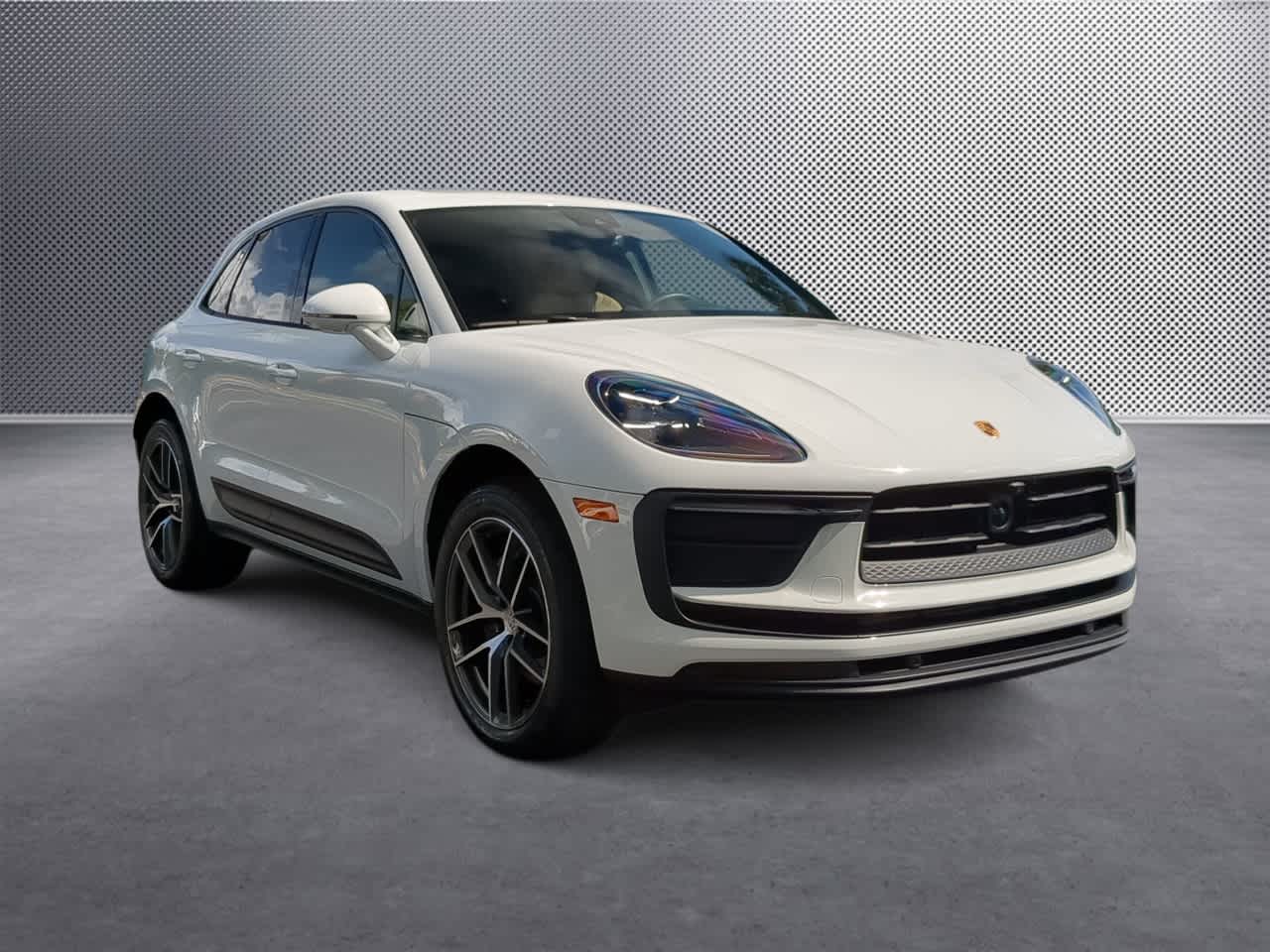 2025 Porsche Macan Base photo 2