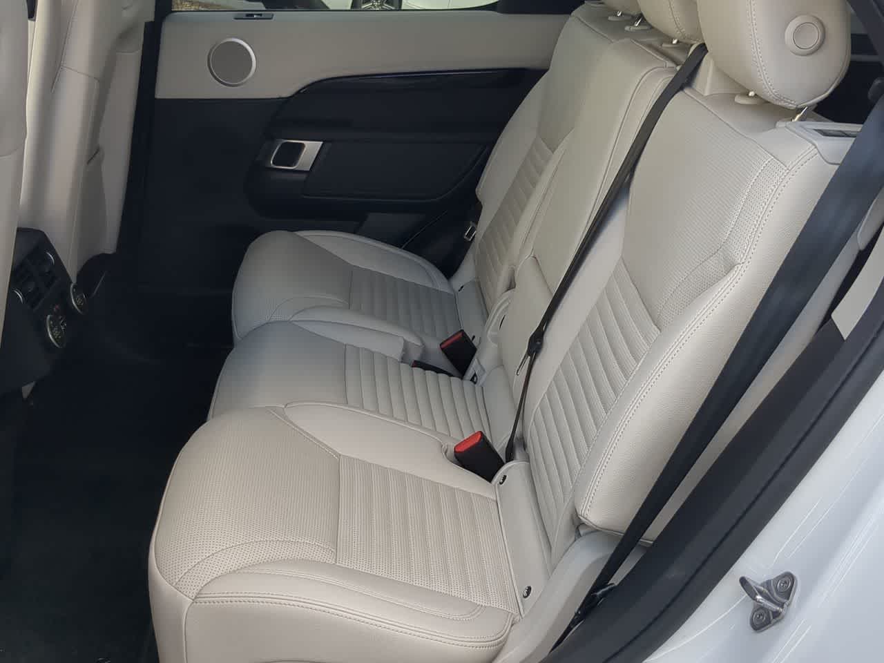 Thumbnail: 2025 Land Rover Discovery - 21