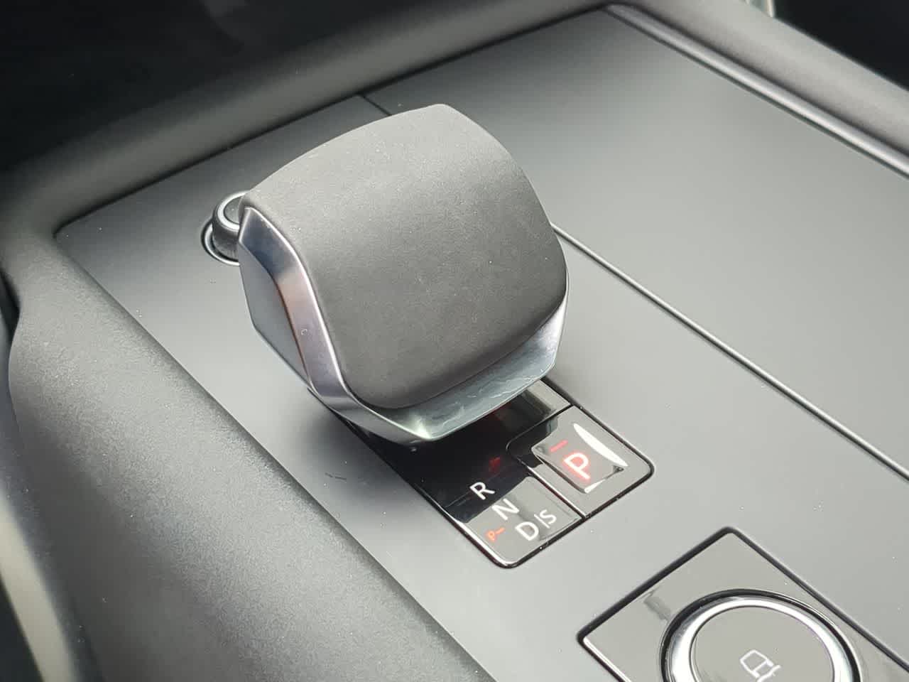 Thumbnail: 2023 Land Rover Discovery - 33