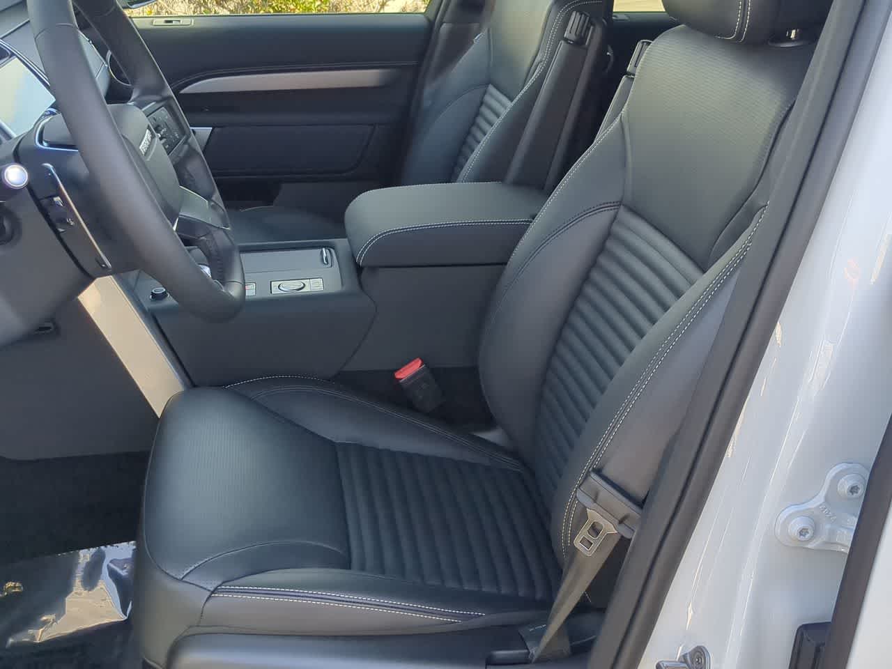 Thumbnail: 2026 Land Rover Discovery - 17