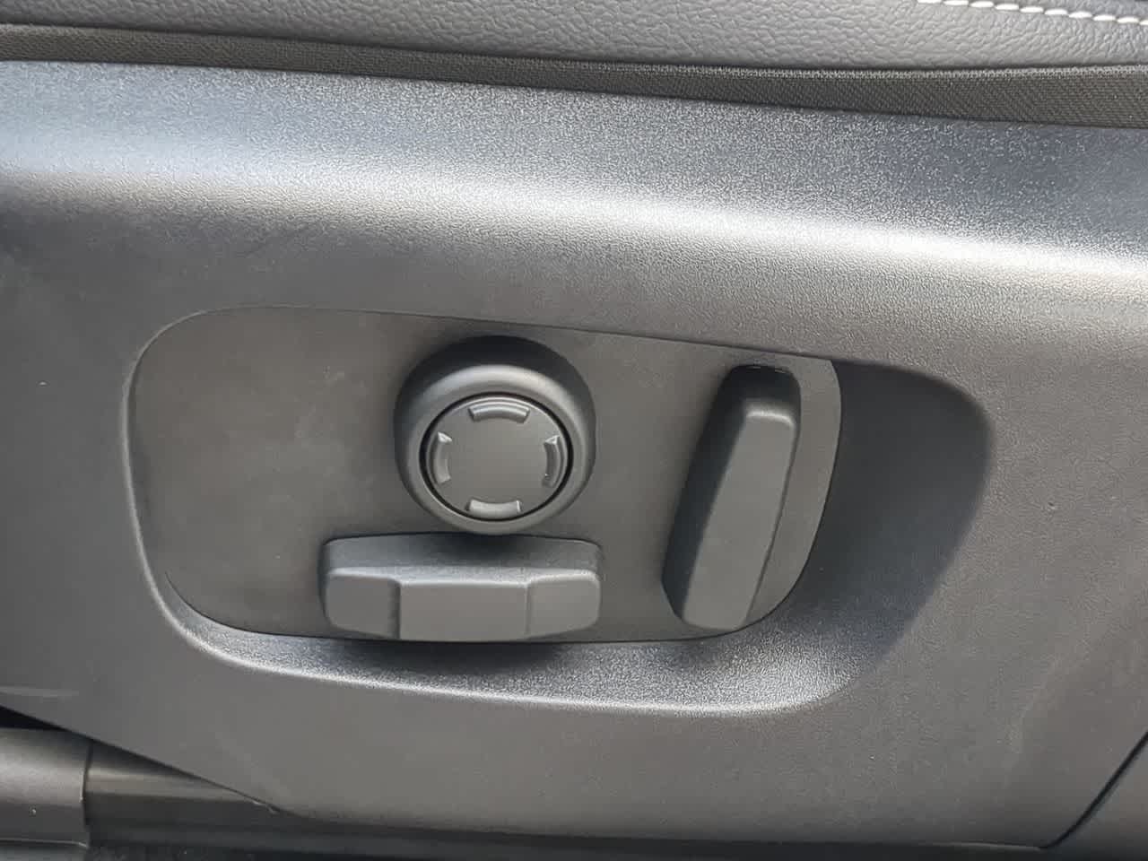 Thumbnail: 2025 Land Rover Discovery Sport - 17